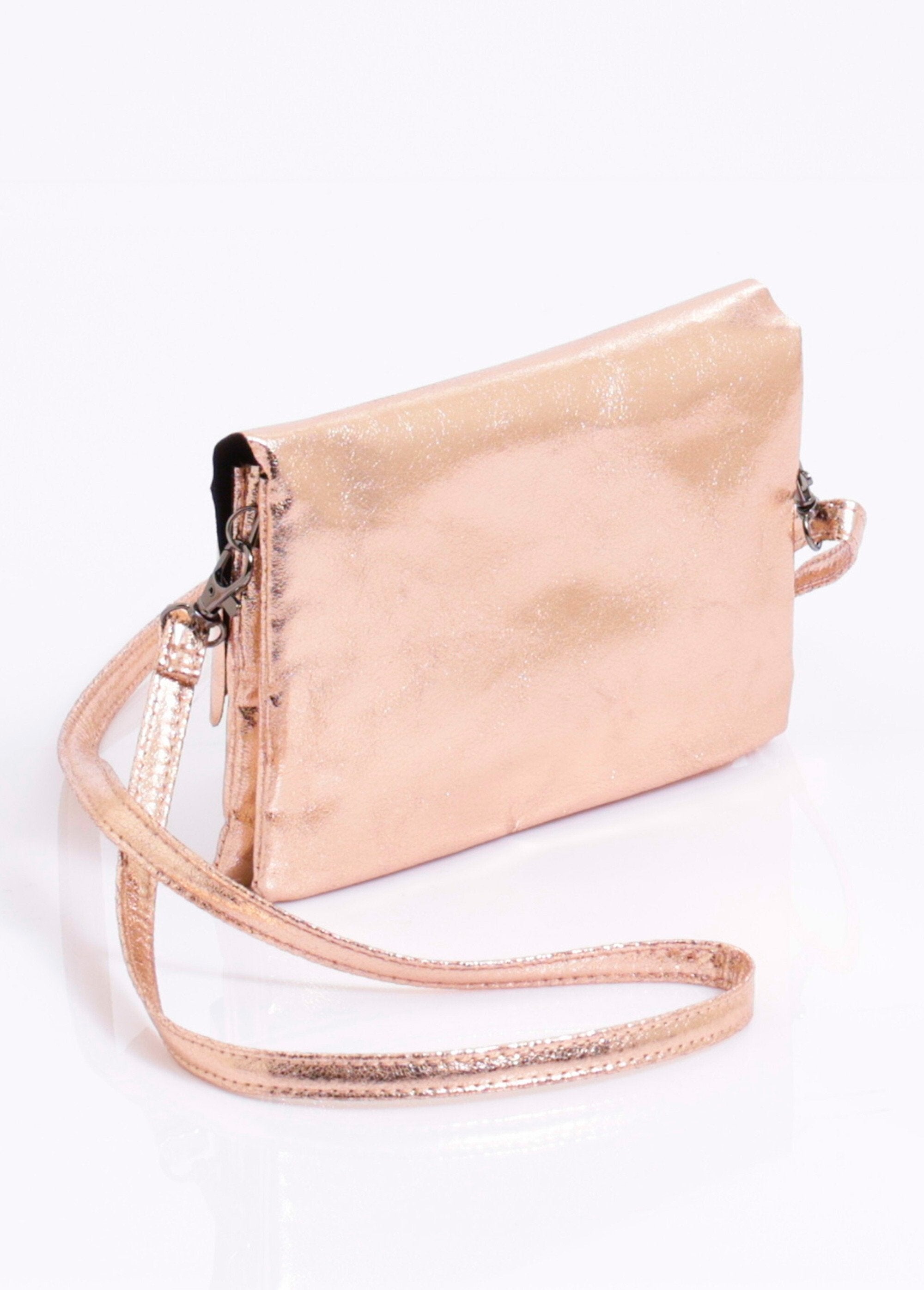 Elegante_bolso_de_mano_metálico_con_solapa_oro_rosa_DO1_slim