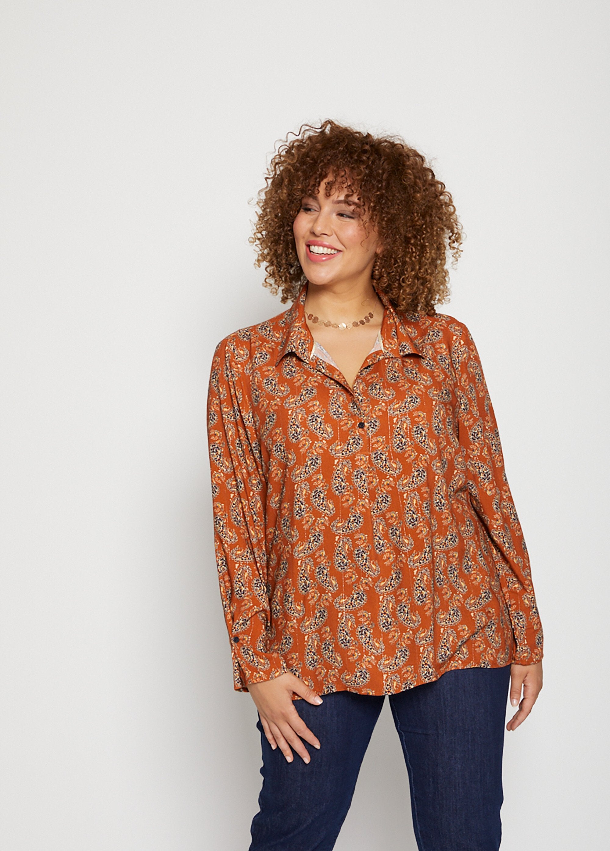 Blusa_fluida_estampada_Caramelo_FA1_curvy