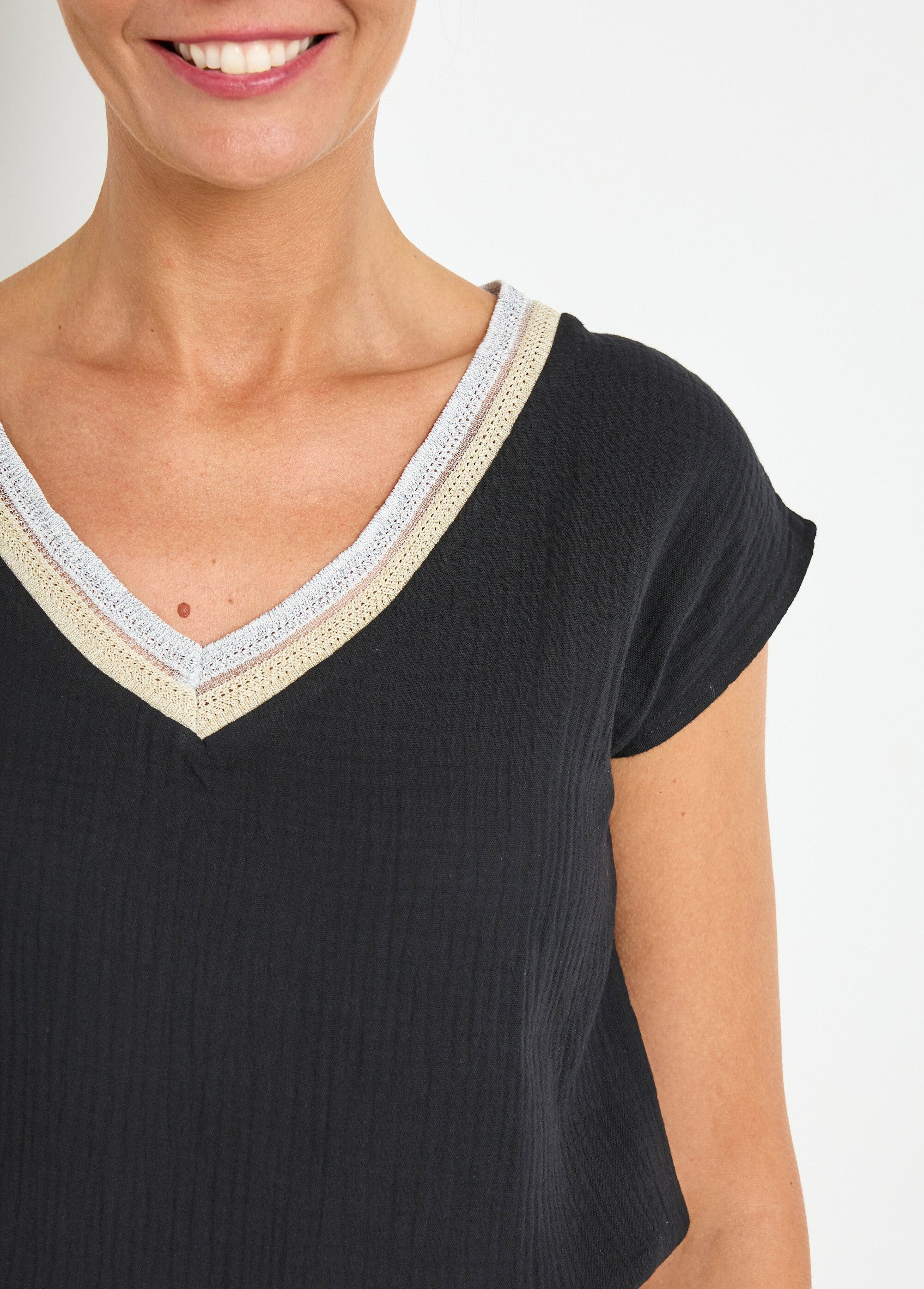 Blusa_de_gasa_de_algodón_con_trenza_en_escote_en_pico_Negro_DE1_slim