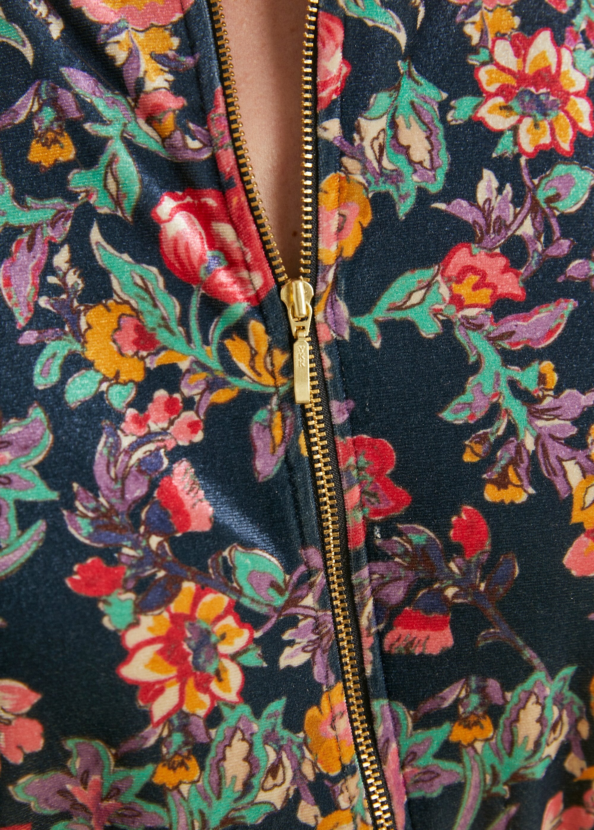 Cazadora_bomber_floral_de_terciopelo_con_cremallera_Azul_marino_y_rosa_DE3_slim