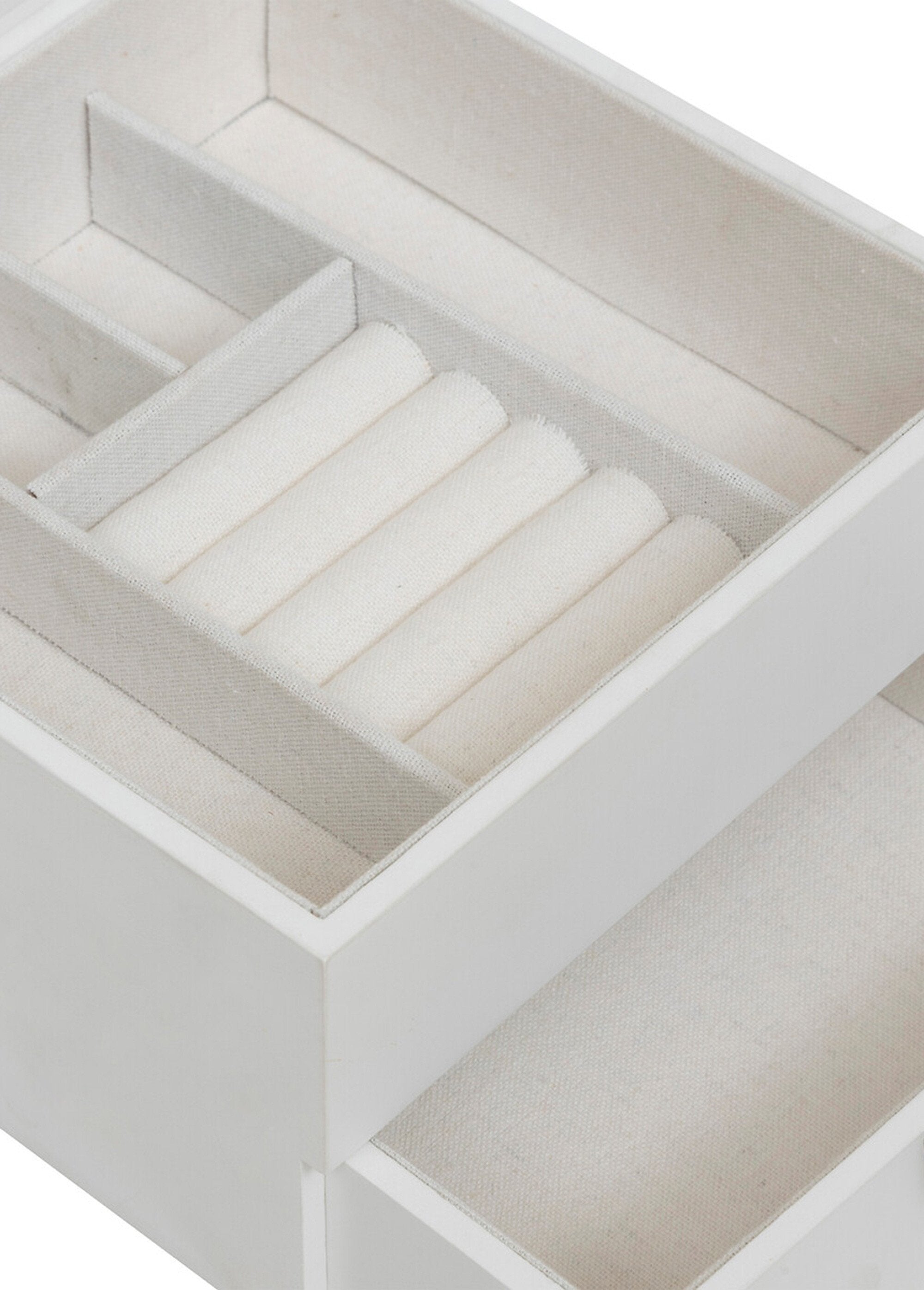 Joyero_con_frente_de_cristal_fabricado_en_madera_y_metal._Blanco_DE2_slim