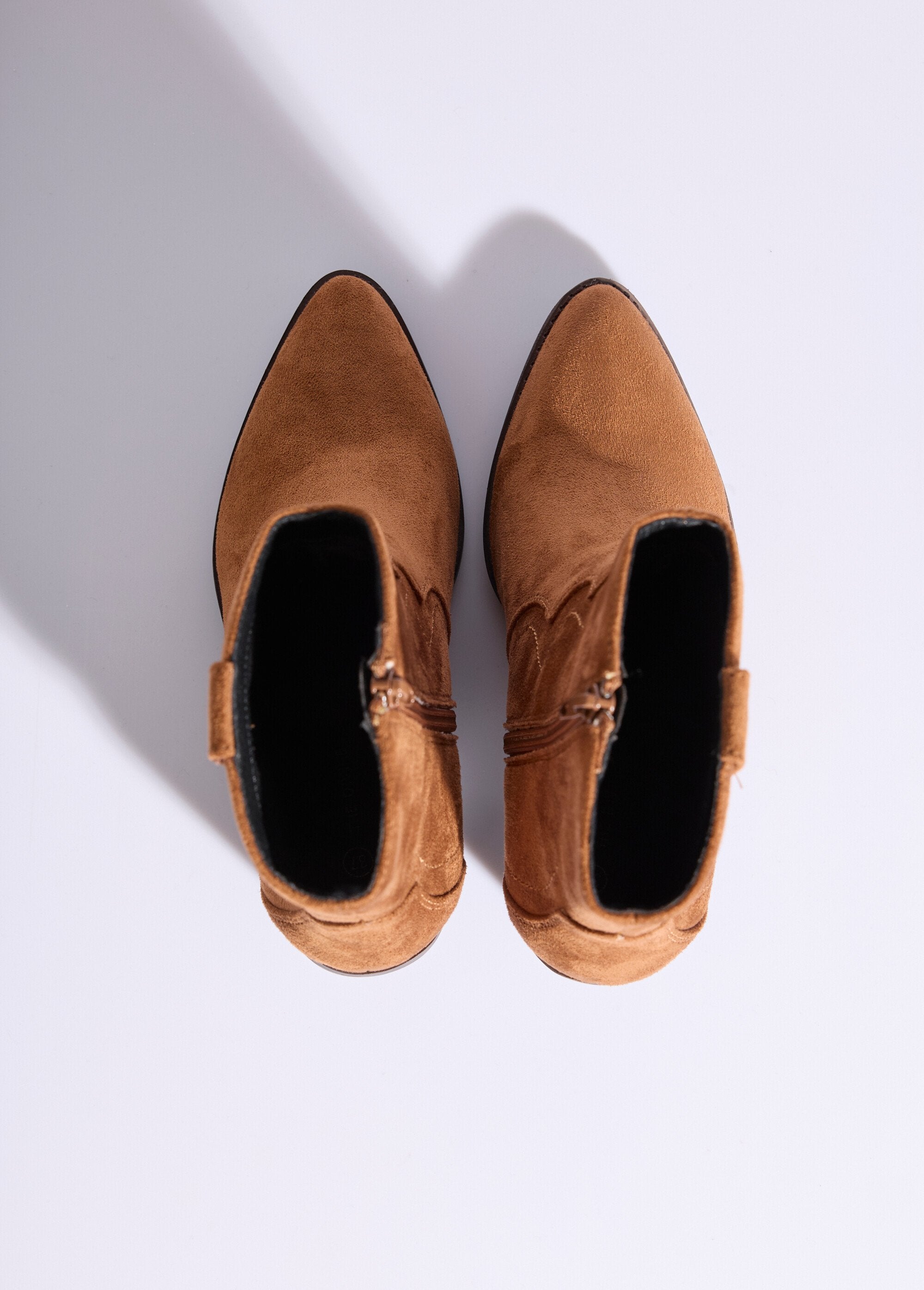 Botas_vaqueras_puntiagudas_con_tacón_biselado_camello_OV1_slim