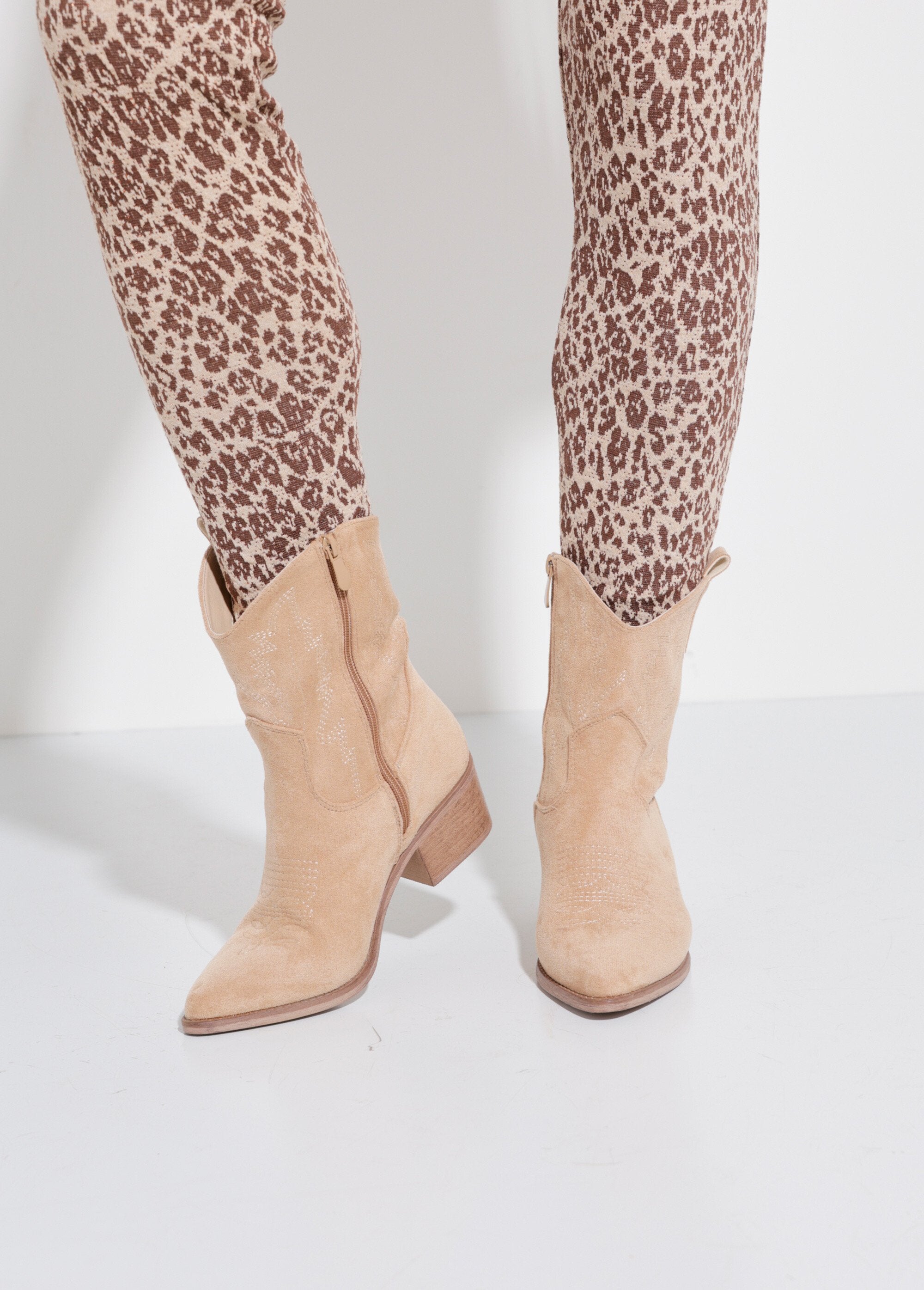 Botines_de_ante_con_tacón,_estilo_western_Beige_SF1_slim