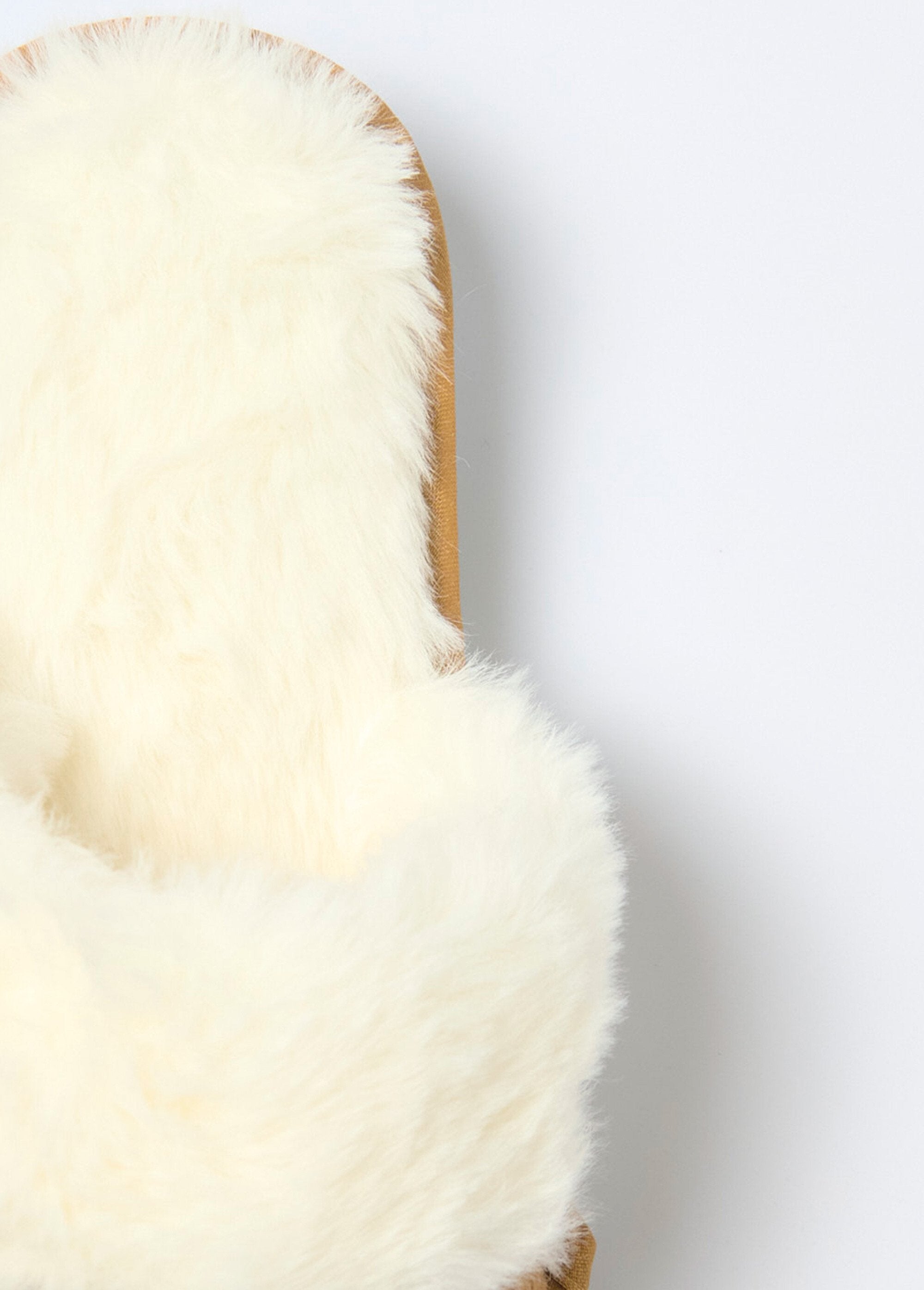 Zapatillas_forradas_de_piel_con_ribete_de_piel_y_ante_camello_DE1_slim