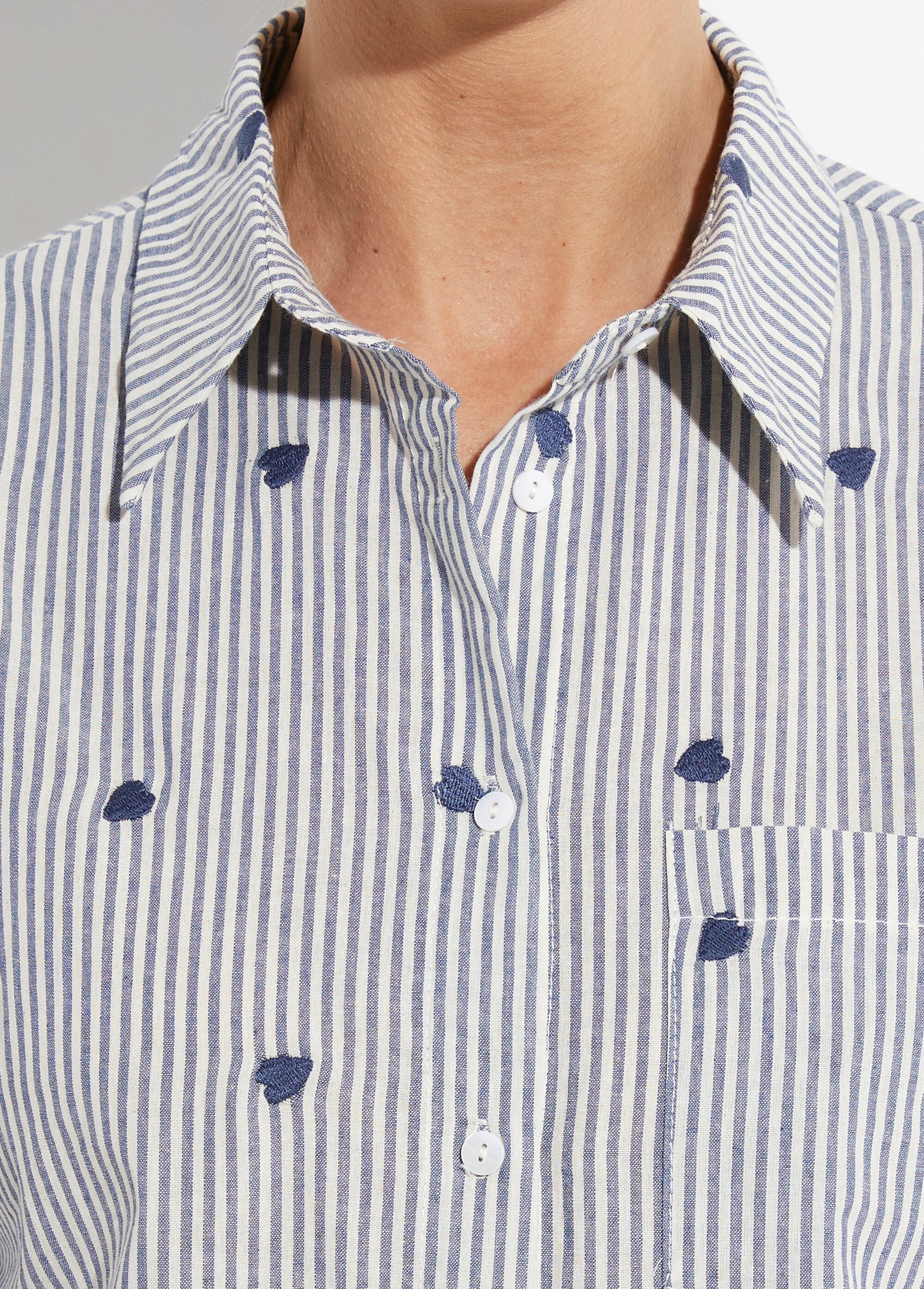Blusa_de_rayas_con_bordado_de_corazón_Azul_DE1_slim