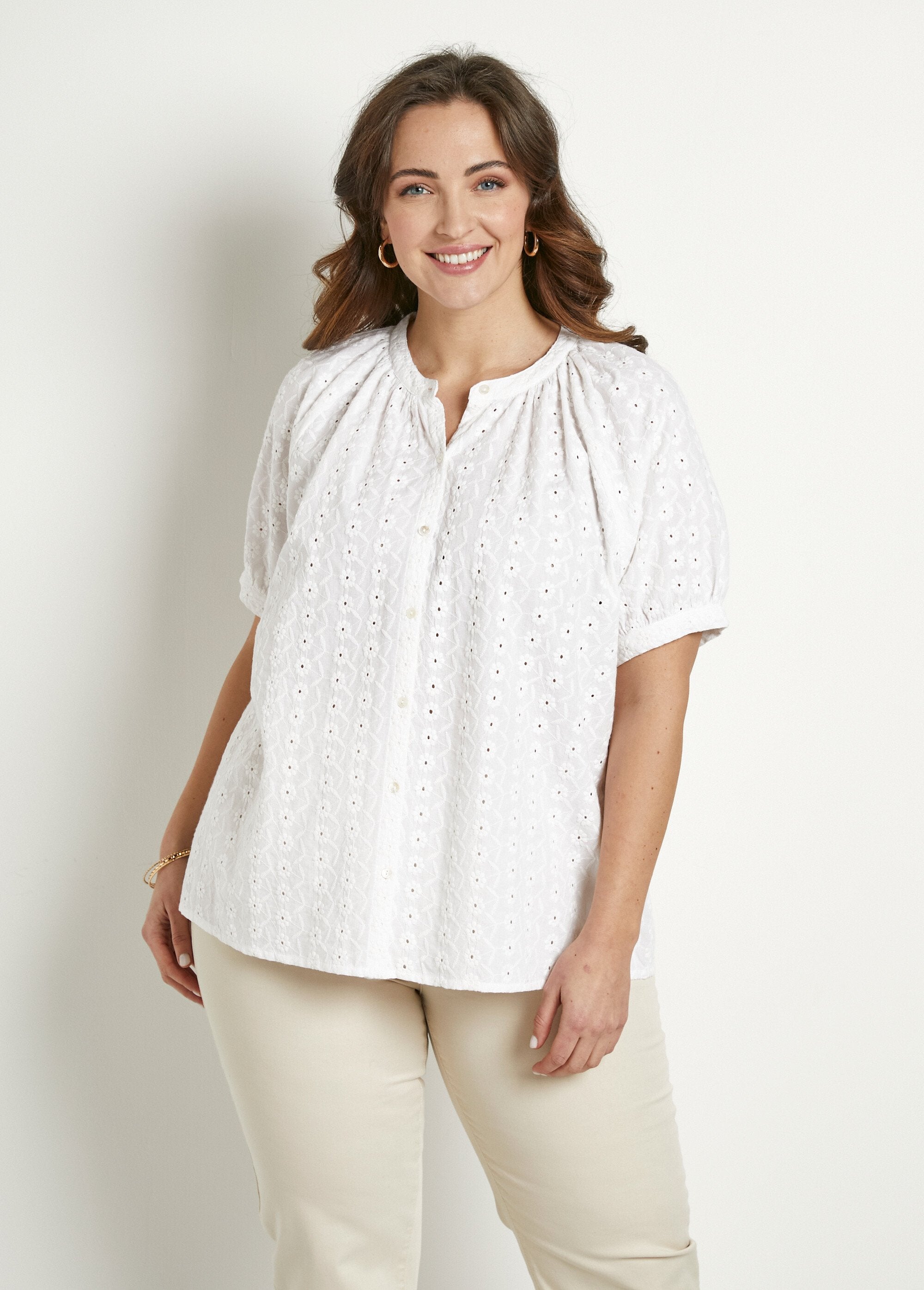 Blusa_holgada_de_algodón_bordada_sin_cuello_Blanco,_Blanca_FA1_curvy