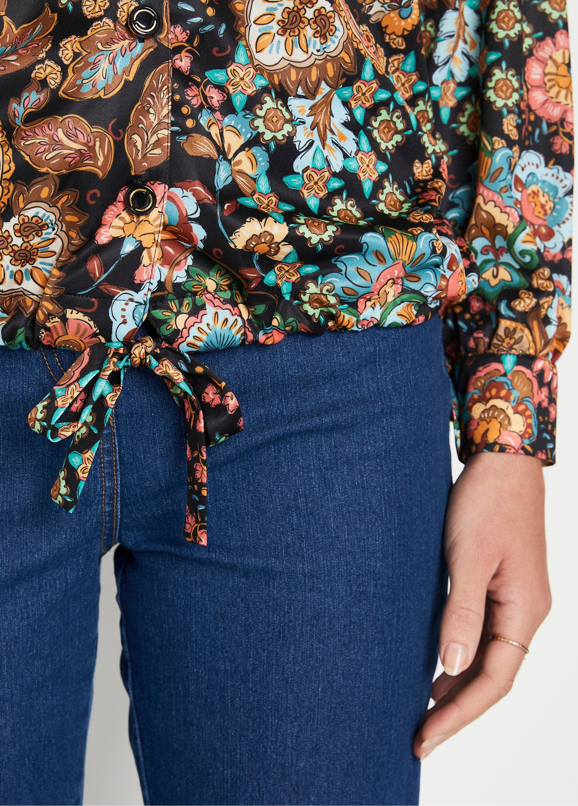 Blusa_corta_estampada_con_cuello_sastre_Negro_y_marrón_DE2_slim