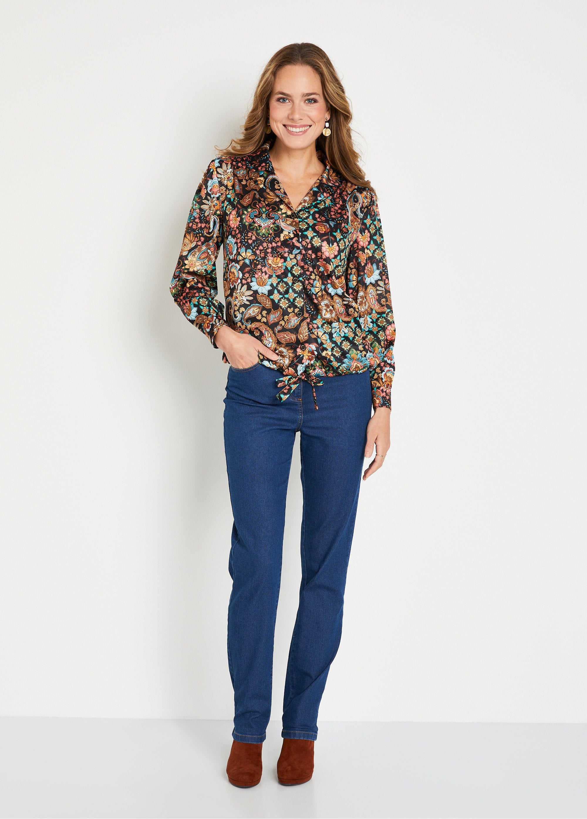 Blusa_corta_estampada_con_cuello_sastre_Negro_y_marrón_SF1_slim