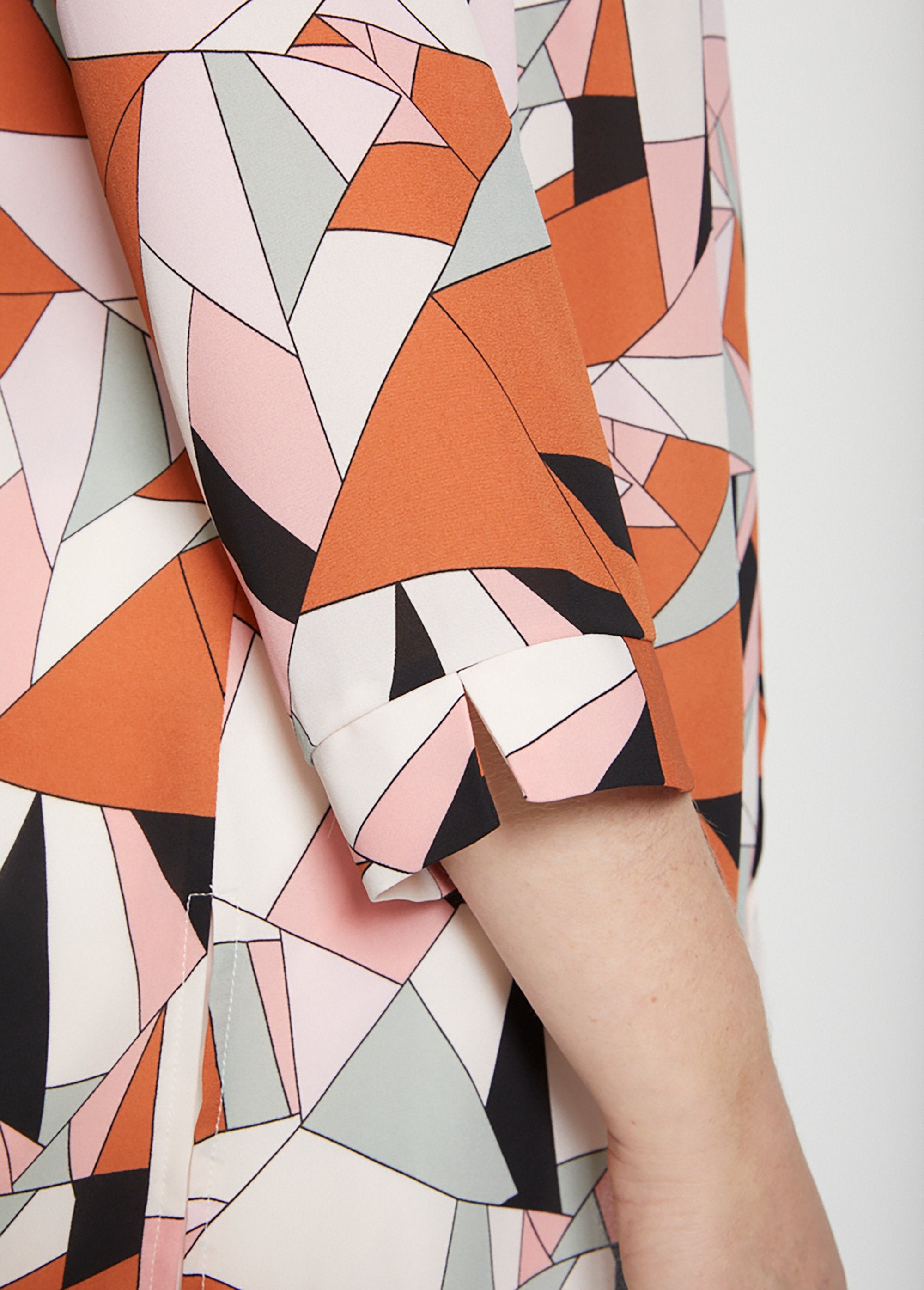 Blusa_con_botones_y_estampado_gráfico_Multicolor_DE1_curvy