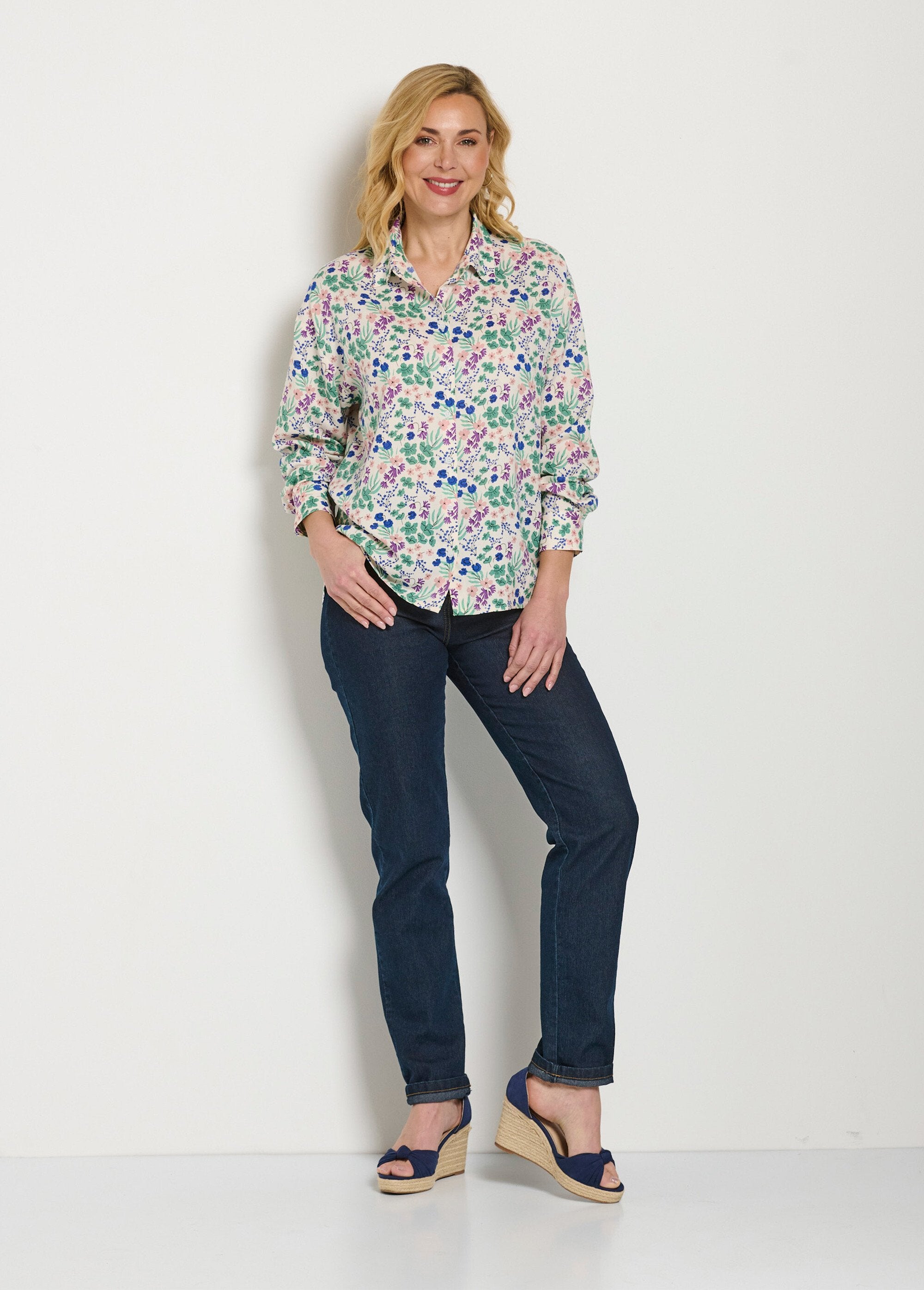 Blusa_larga_fluida_con_estampado_floral_y_botones_verde_y_blanco_SF1_slim
