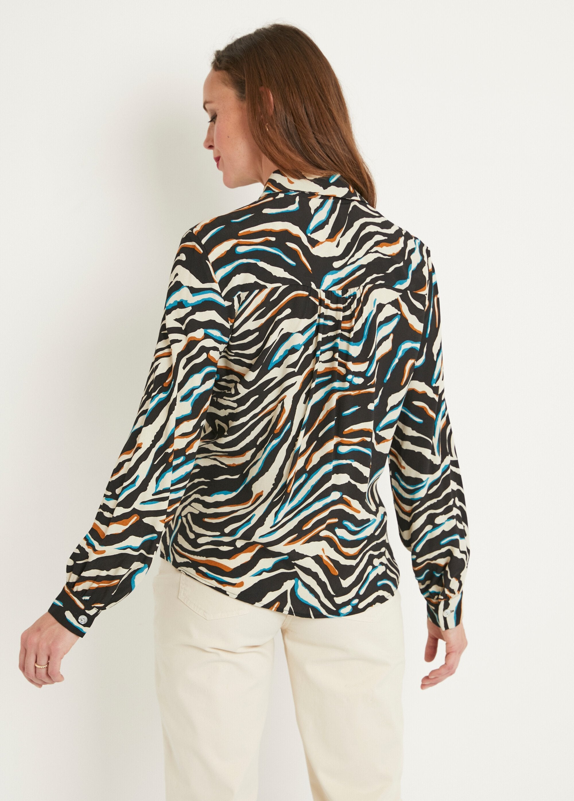 Blusa_larga_abotonada_con_estampado_de_cebra_Negro_y_azul_DO1_slim