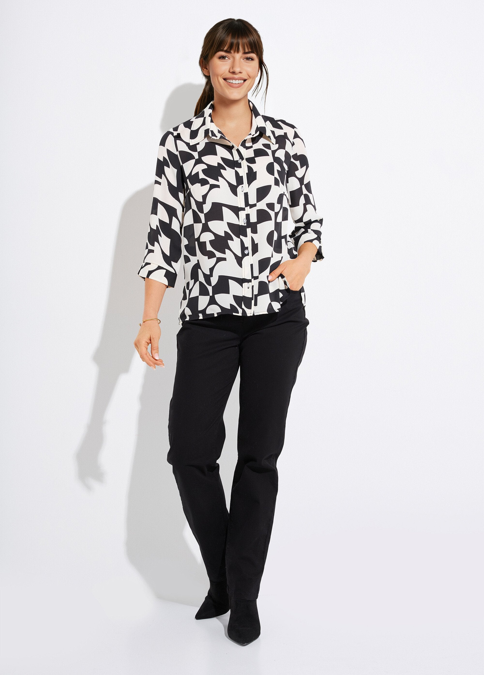 Blusa_abotonada_con_manga_3/4_y_estampado_gráfico_Negro_y_crudo_SF1_slim