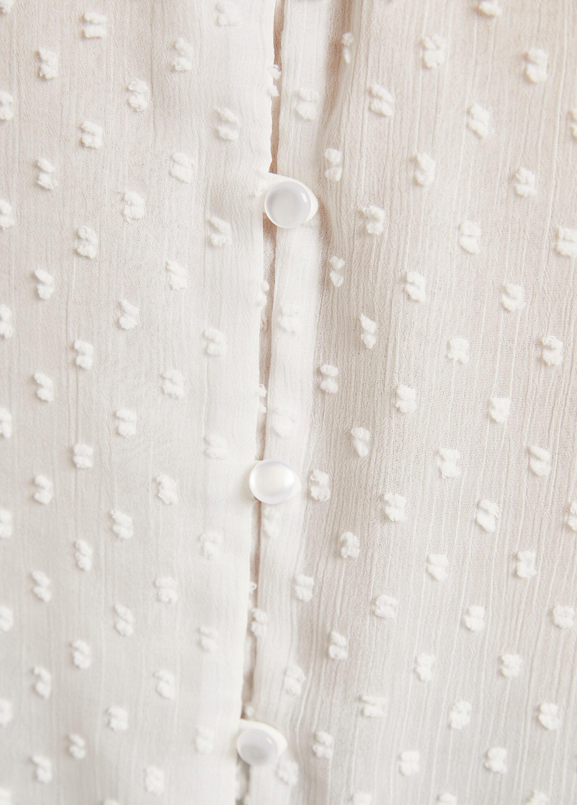 Blusa_lisa_de_voile_plumetis_abotonada_Crudo_DE5_slim