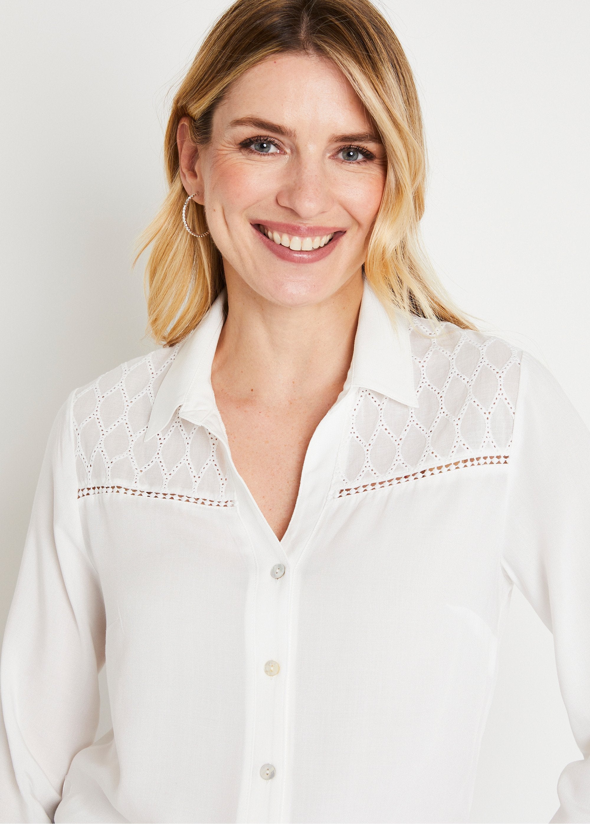Blusa_lisa_bordada_con_botones_Crudo_DE1_slim