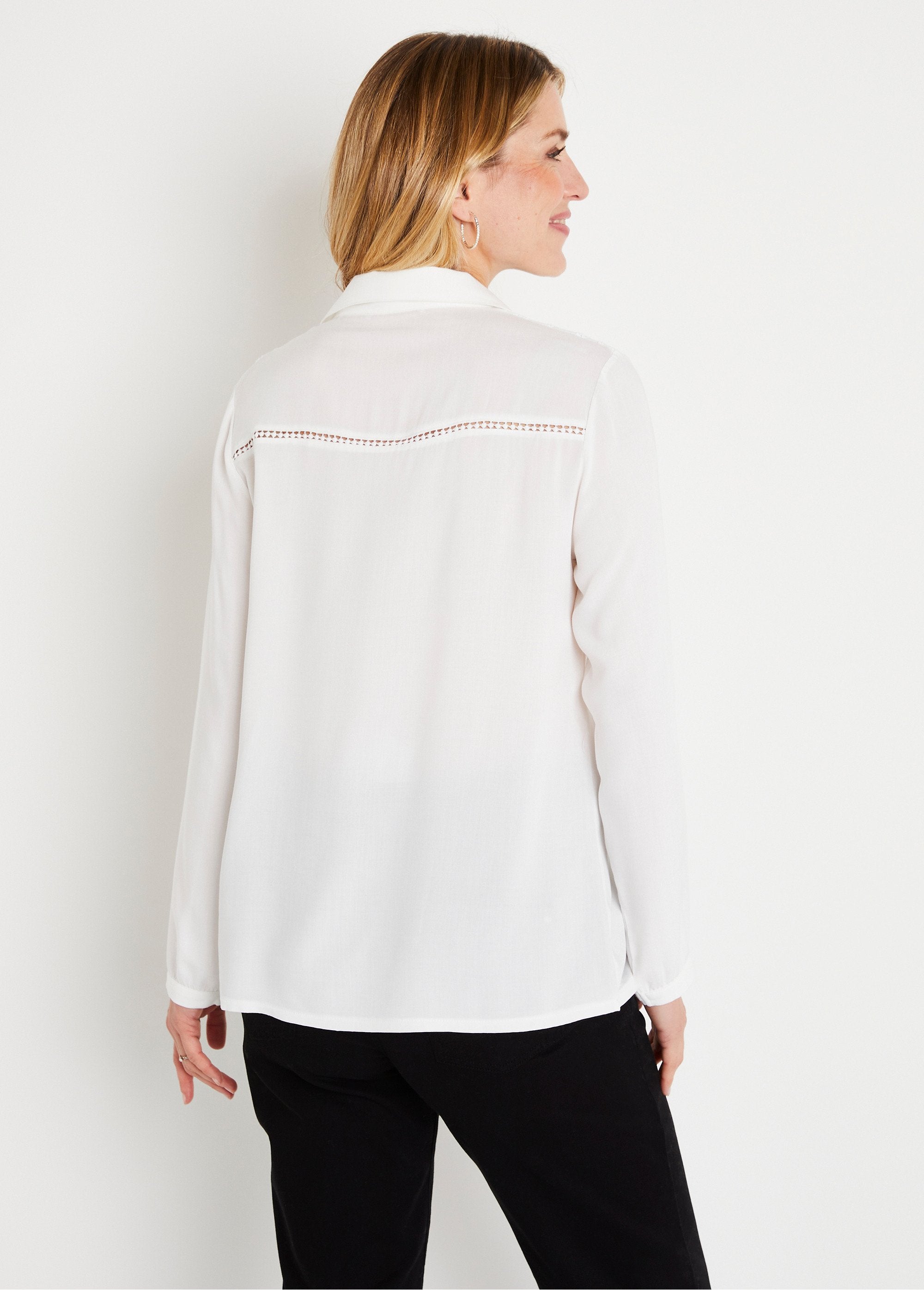 Blusa_lisa_bordada_con_botones_Crudo_DO1_slim