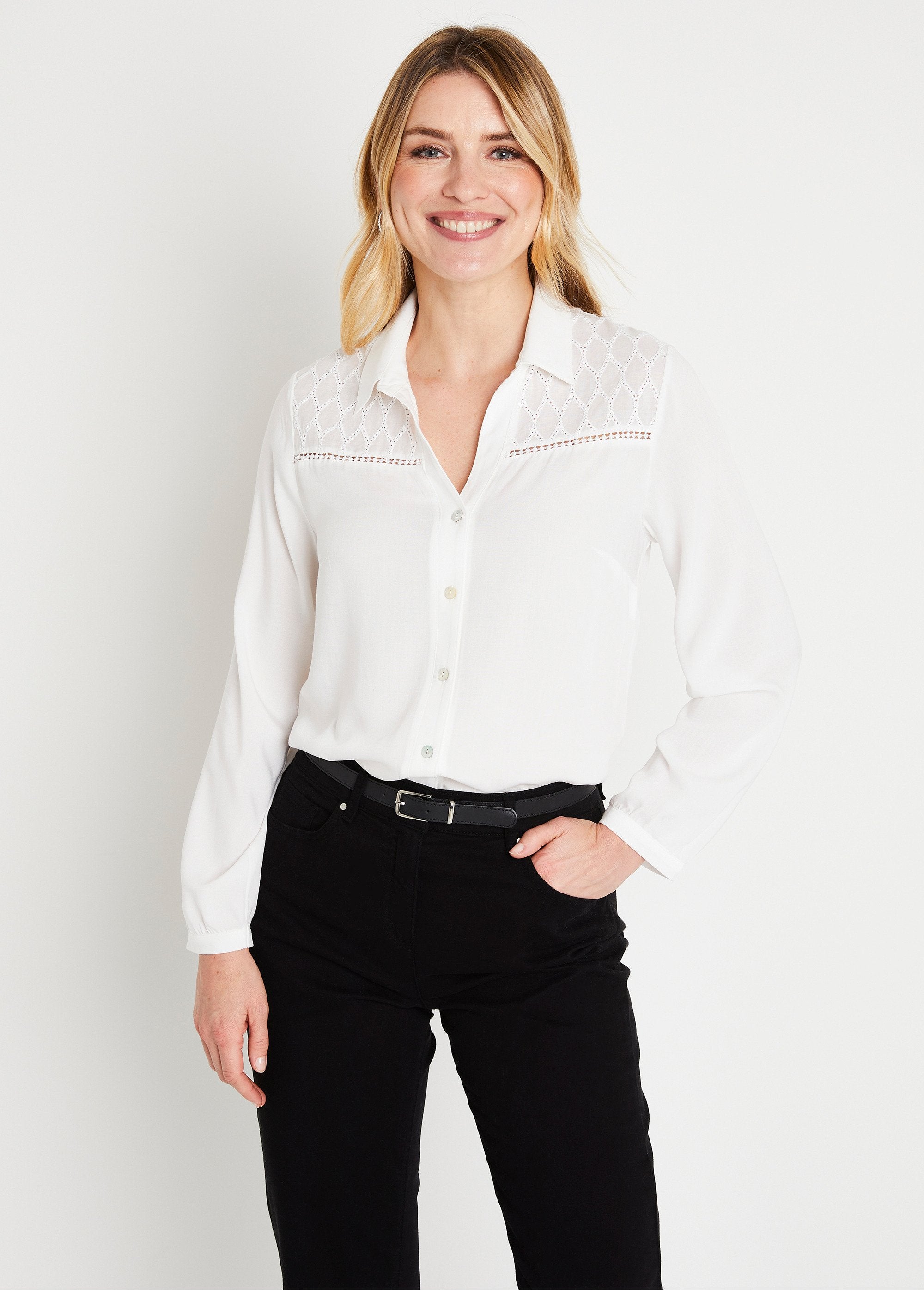 Blusa_lisa_bordada_con_botones_Crudo_FA2_slim