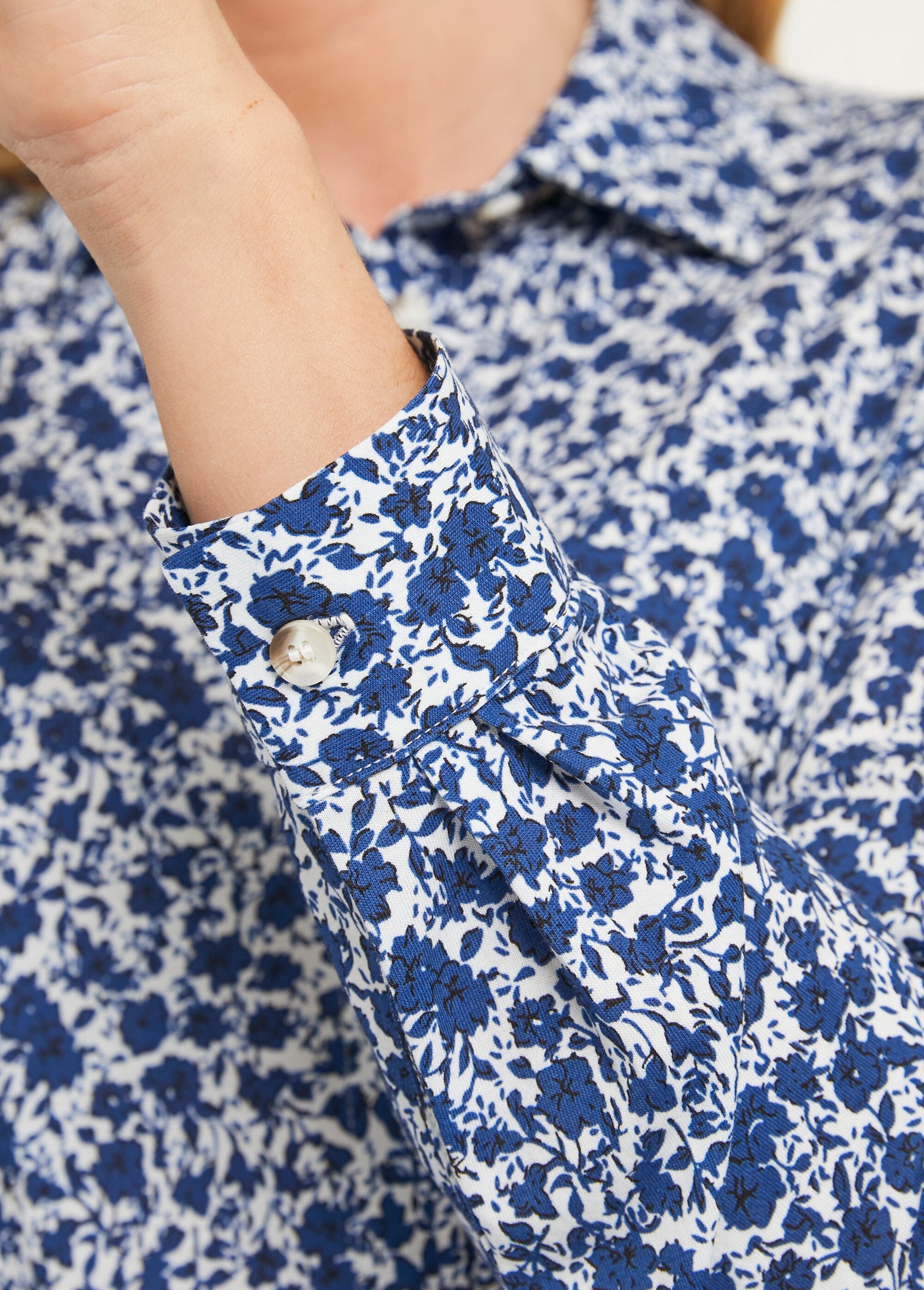 Blusa_recta_de_algodón_con_botones_Azul_DE3_slim