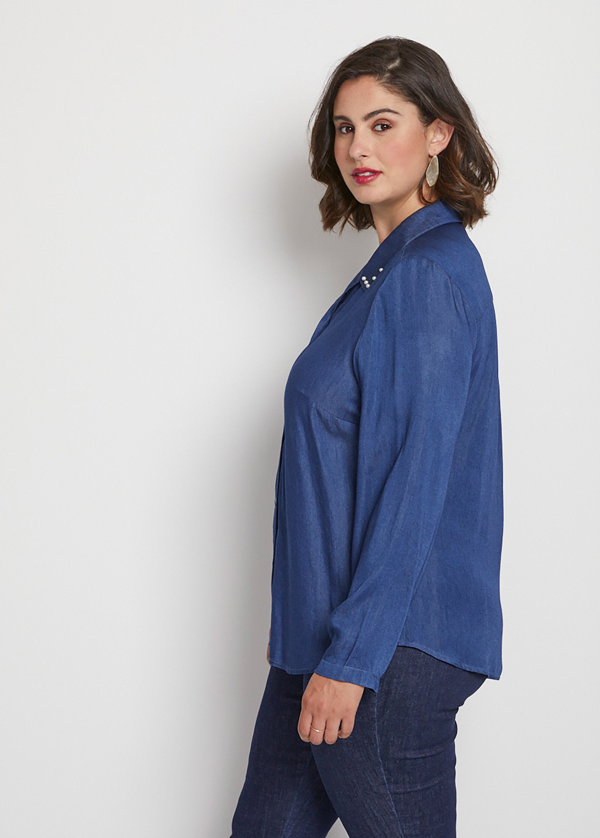 Blusa_de_tejido_vaporoso_con_cuello_joya_Azul_DR1_curvy