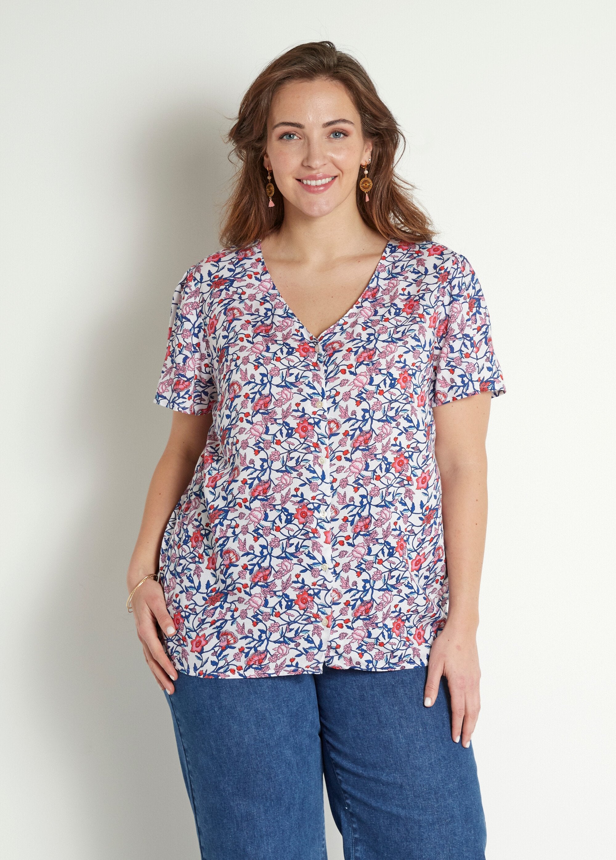 Blusa_floral_de_manga_corta_con_cuello_en_V_azul_y_rosa_FA1_curvy
