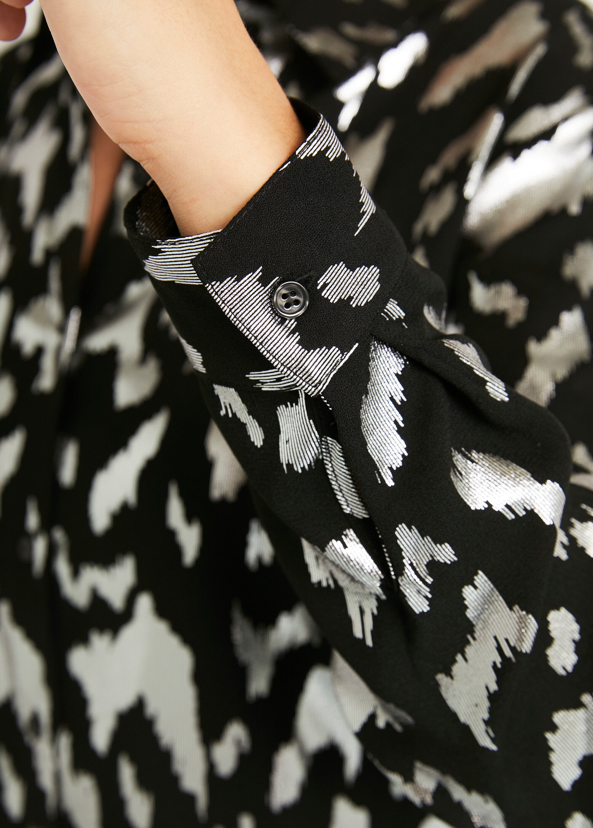 Blusa_larga_abotonada_con_estampado_brillante_Negro_y_plata_DE2_slim