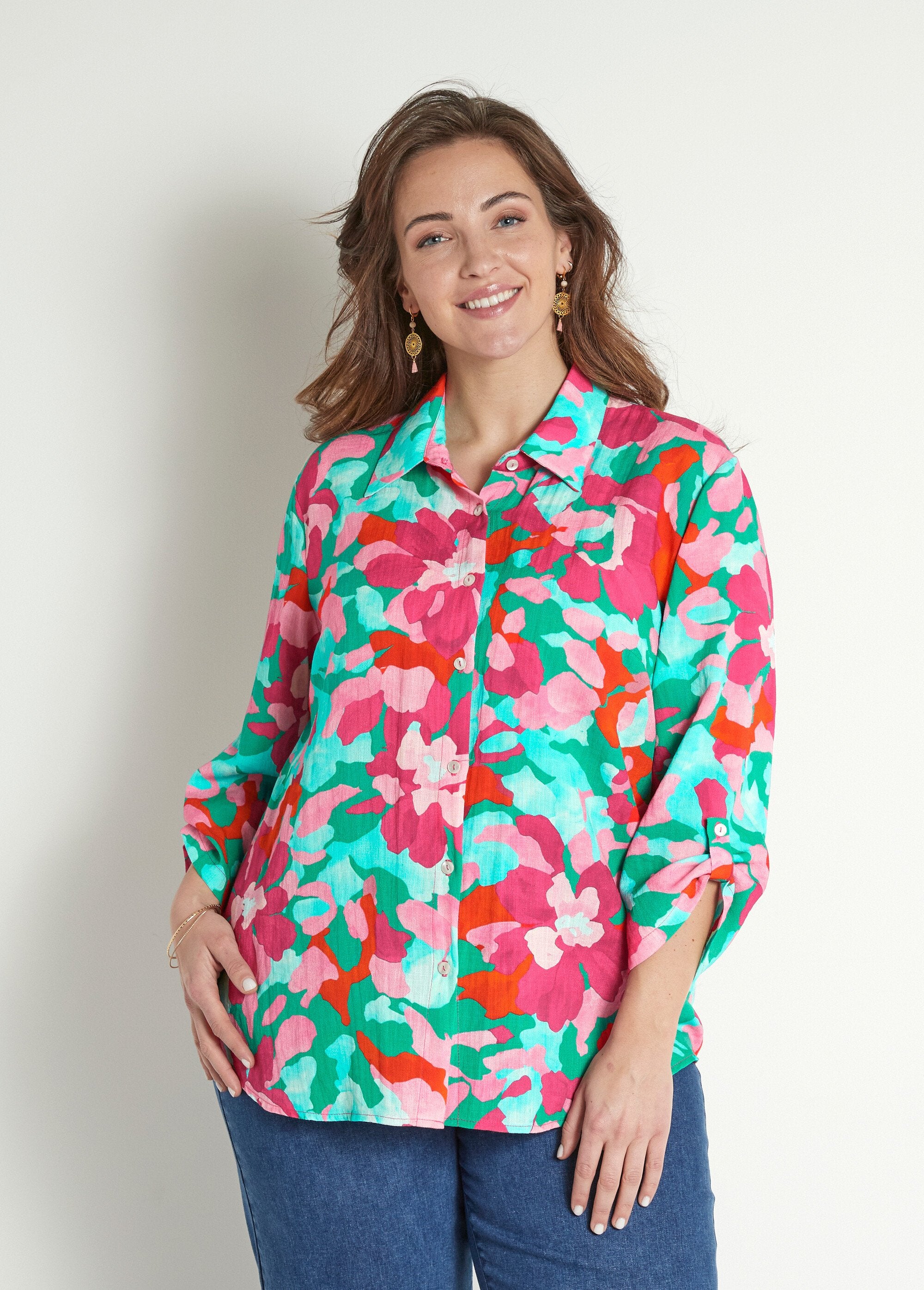 Blusa_larga_floral_con_mangas_3/4_enrolladas_rosa_y_azul_FA1_curvy