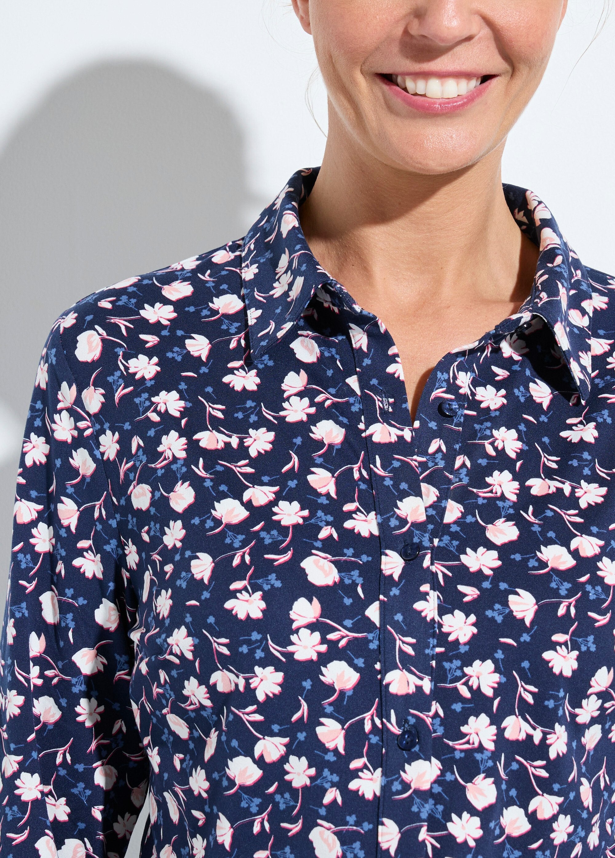 Blusa_de_punto_cálida_con_estampado_floral_azul_marino_y_blanco_DE1_slim