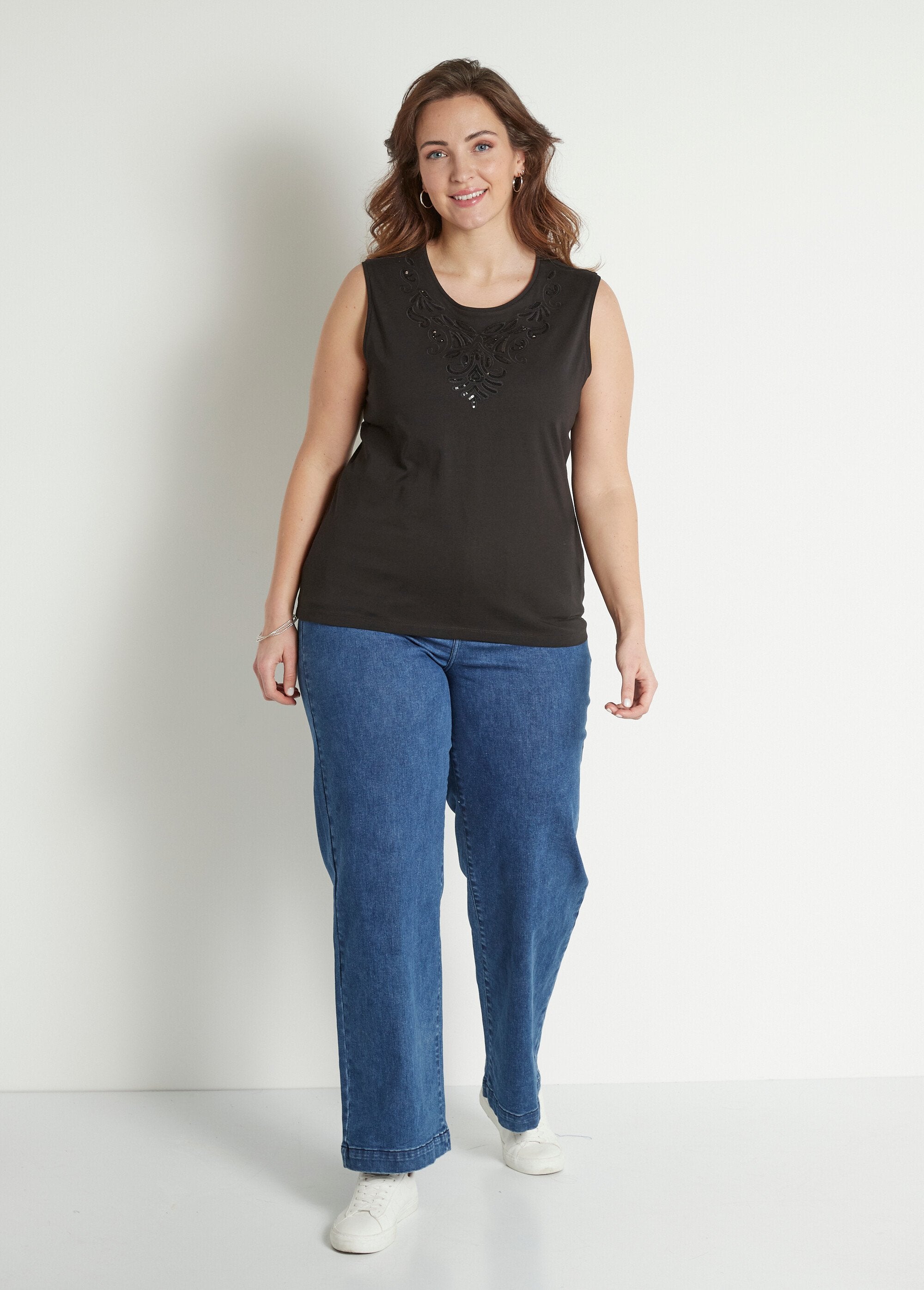 Camiseta_corta_de_tirantes_lisa_bordada_con_lentejuelas_Negro_SF1_curvy