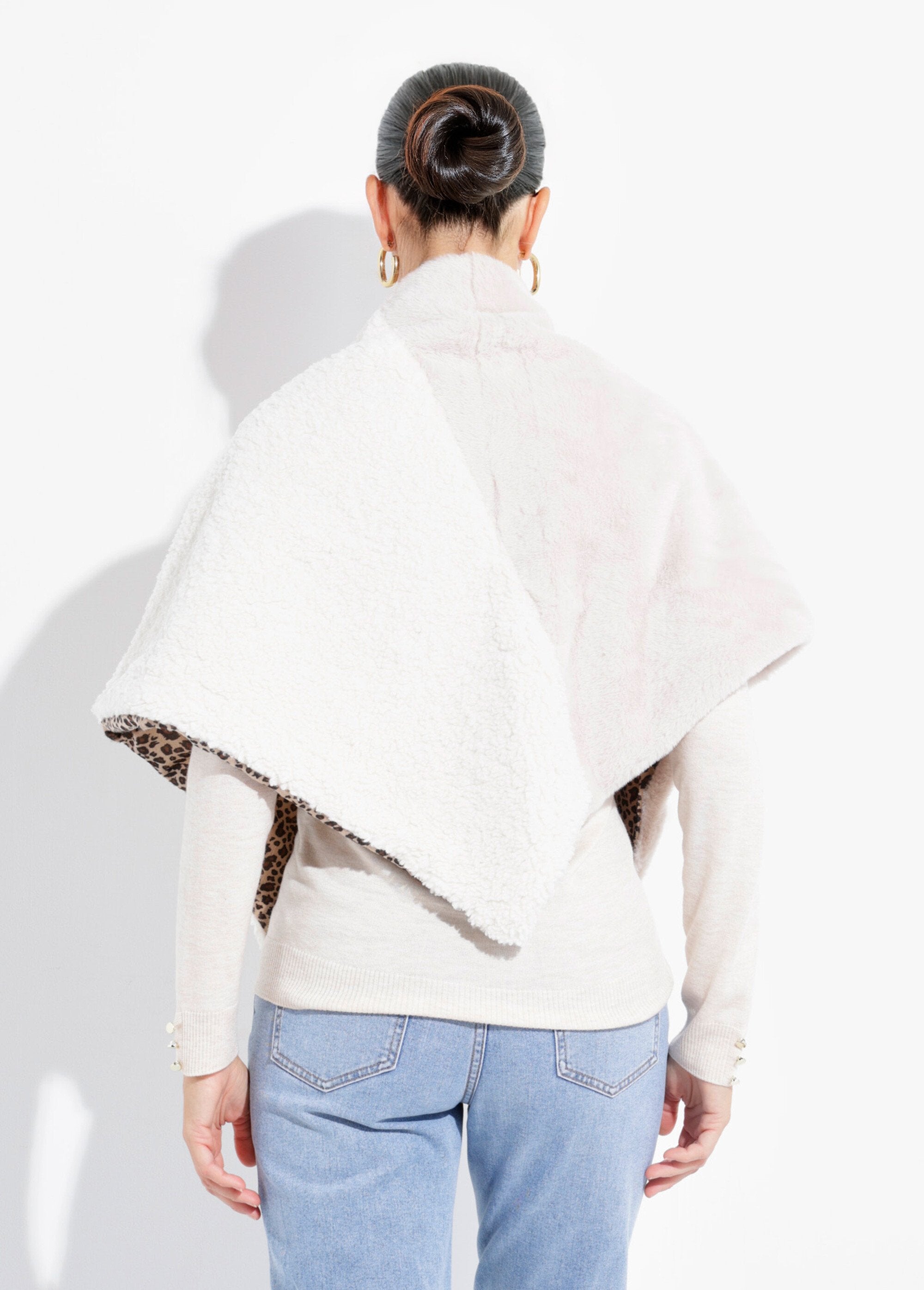 Bufanda_triangular_de_piel_sintética_con_lazo_Crudo_DO1_slim