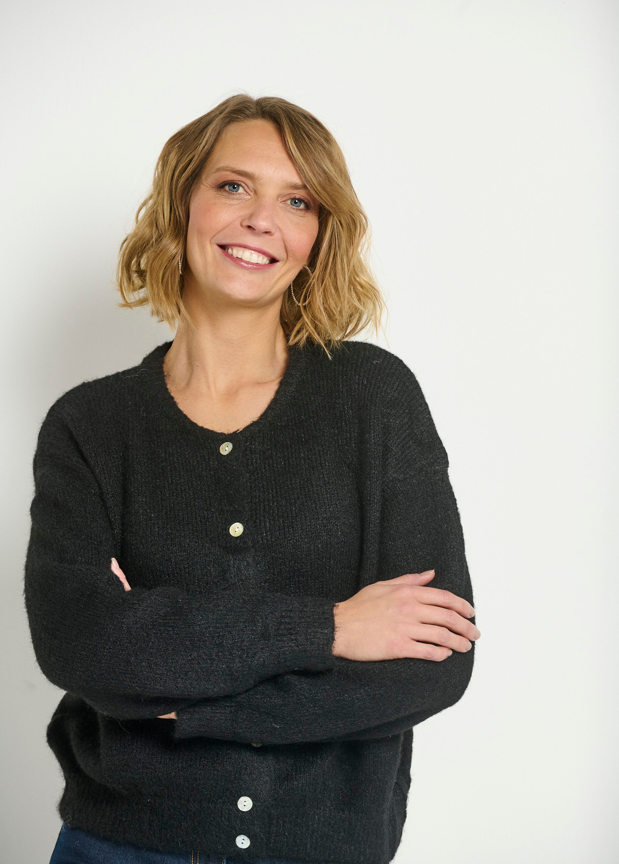 Cálido_chaleco_abotonado_con_cuello_redondo_y_lana_Negro_DE1_slim