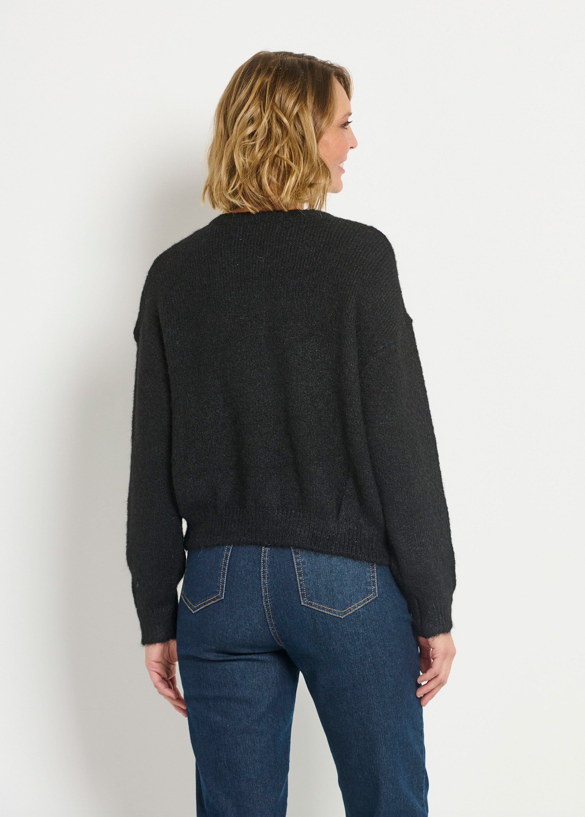 Cálido_chaleco_abotonado_con_cuello_redondo_y_lana_Negro_DO1_slim