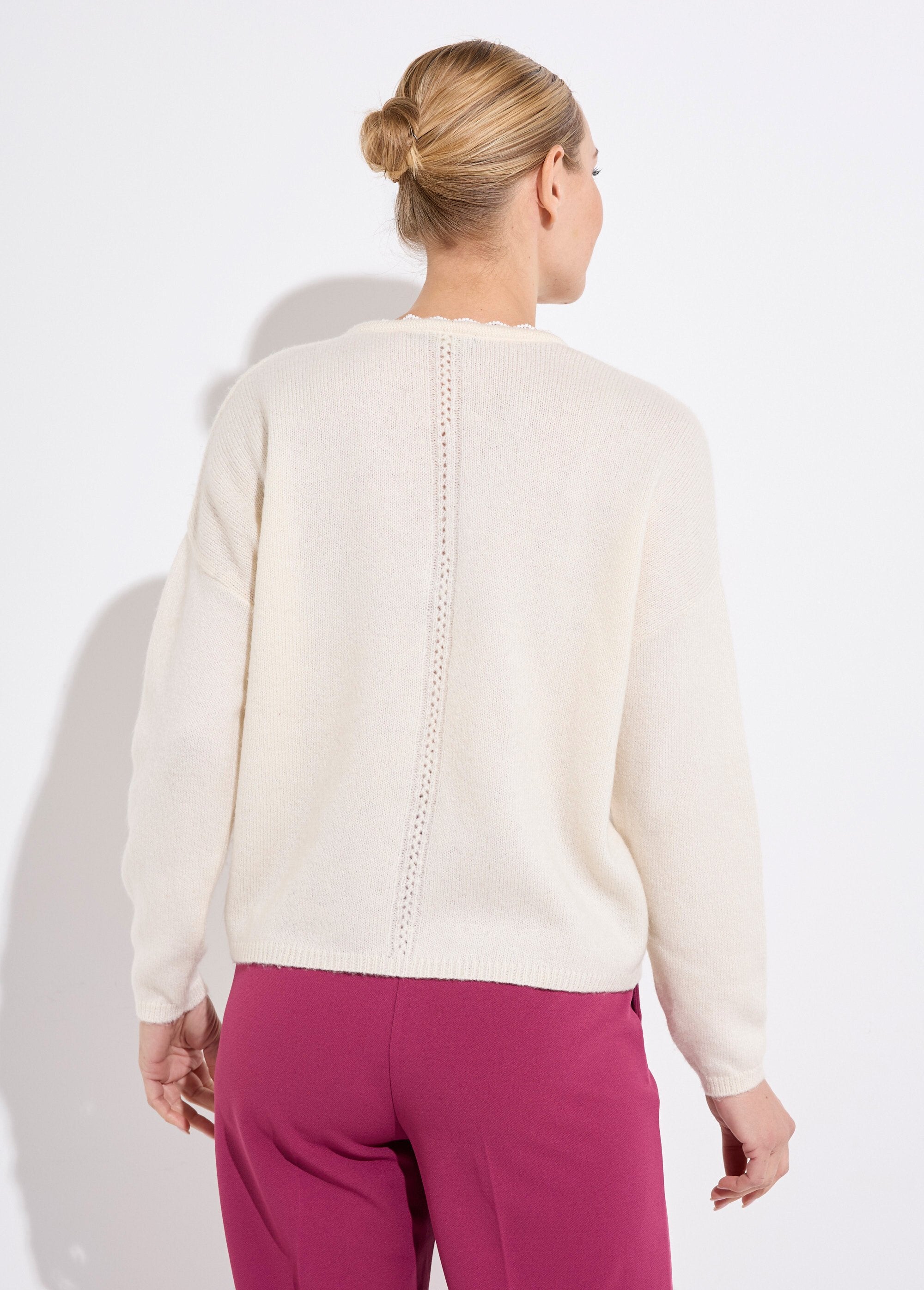 Chaleco_de_jersey_con_cuello_en_V,_abotonado,_calado_y_macramé_Crudo_DO1_slim