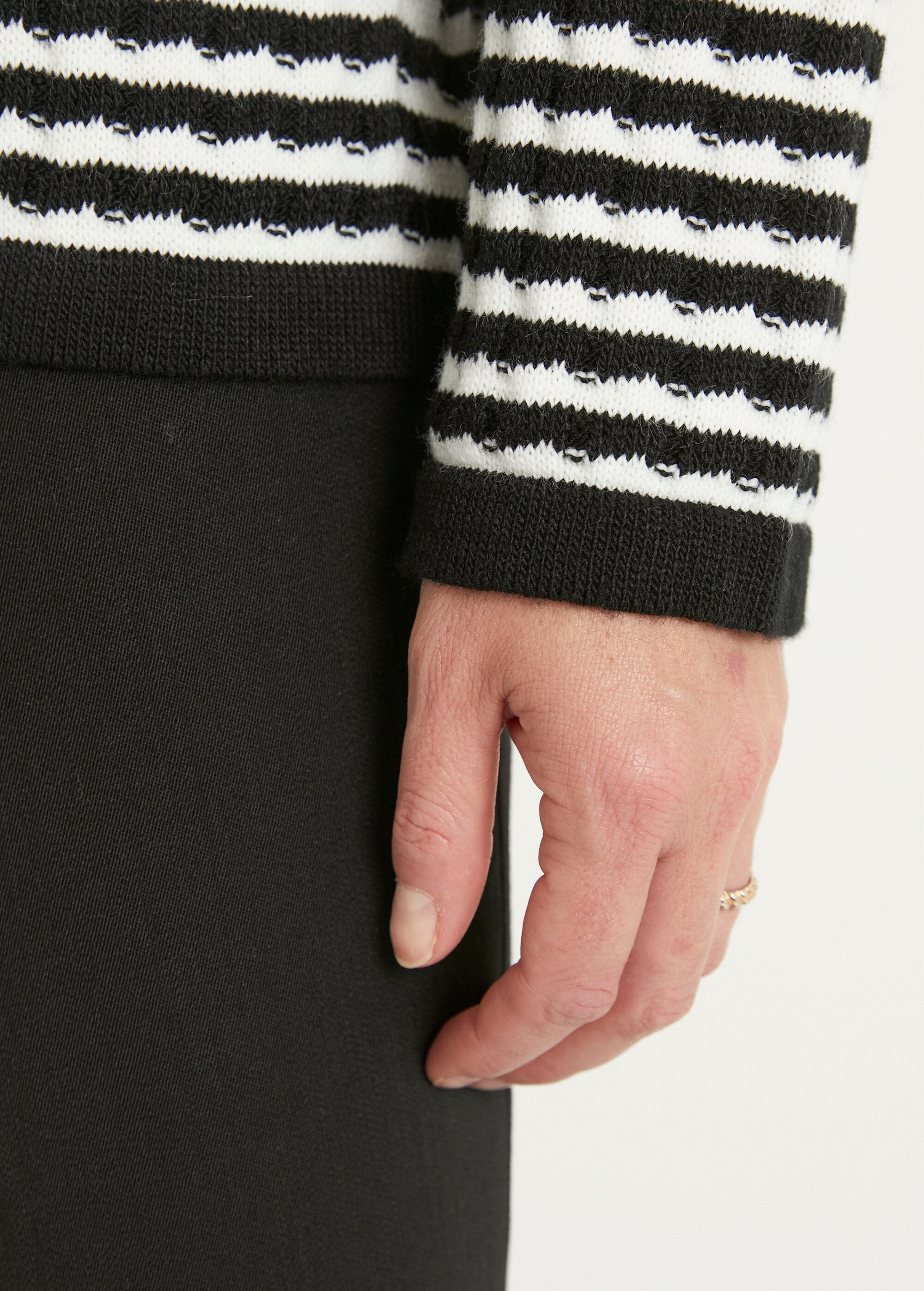 Cárdigan_abotonado_a_rayas_con_cuello_redondo_y_botones_dorados_Negro_y_crudo_DE4_slim