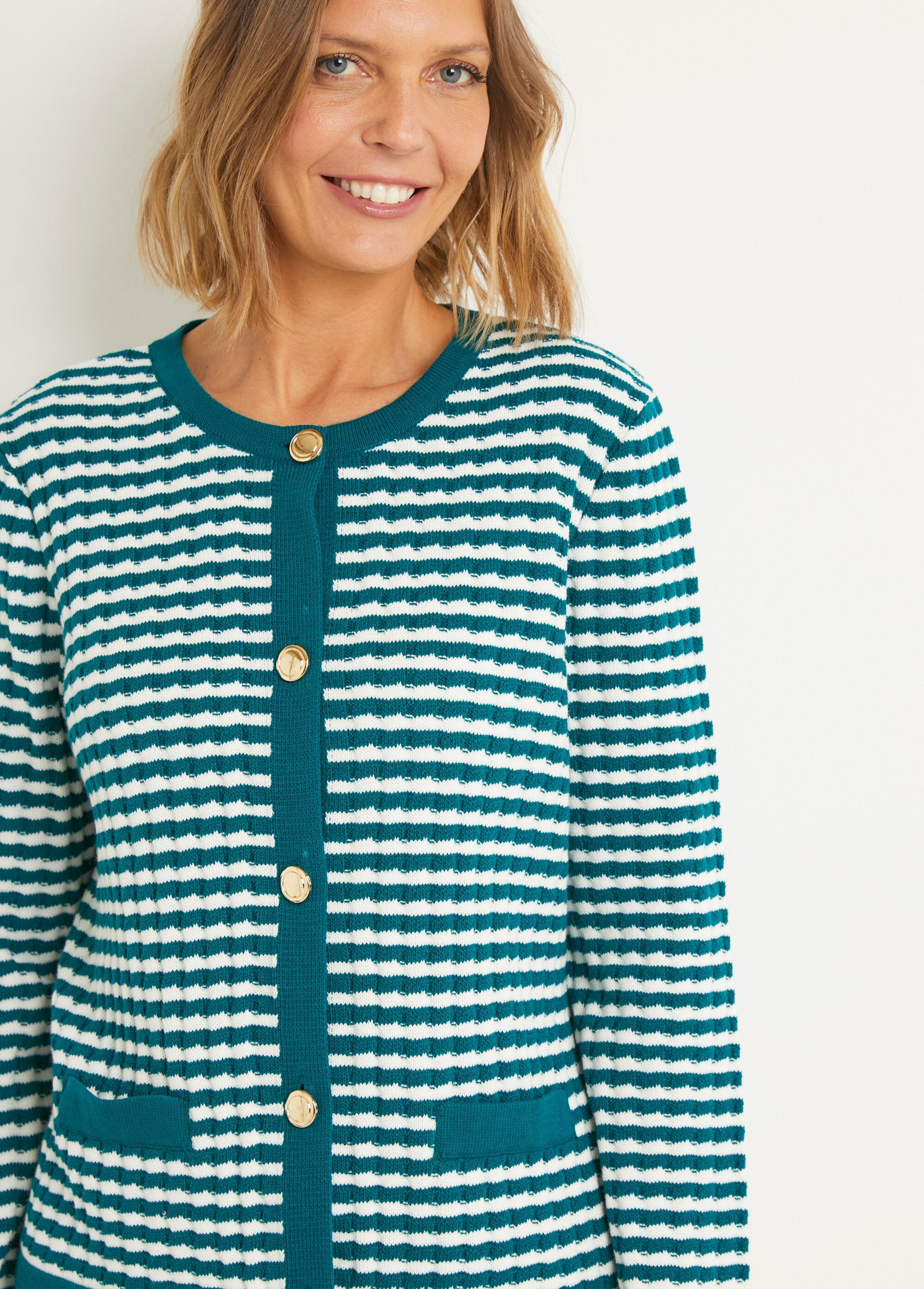 Cárdigan_abotonado_a_rayas_con_cuello_redondo_y_botones_dorados_Pato_y_crudo_DE1_slim