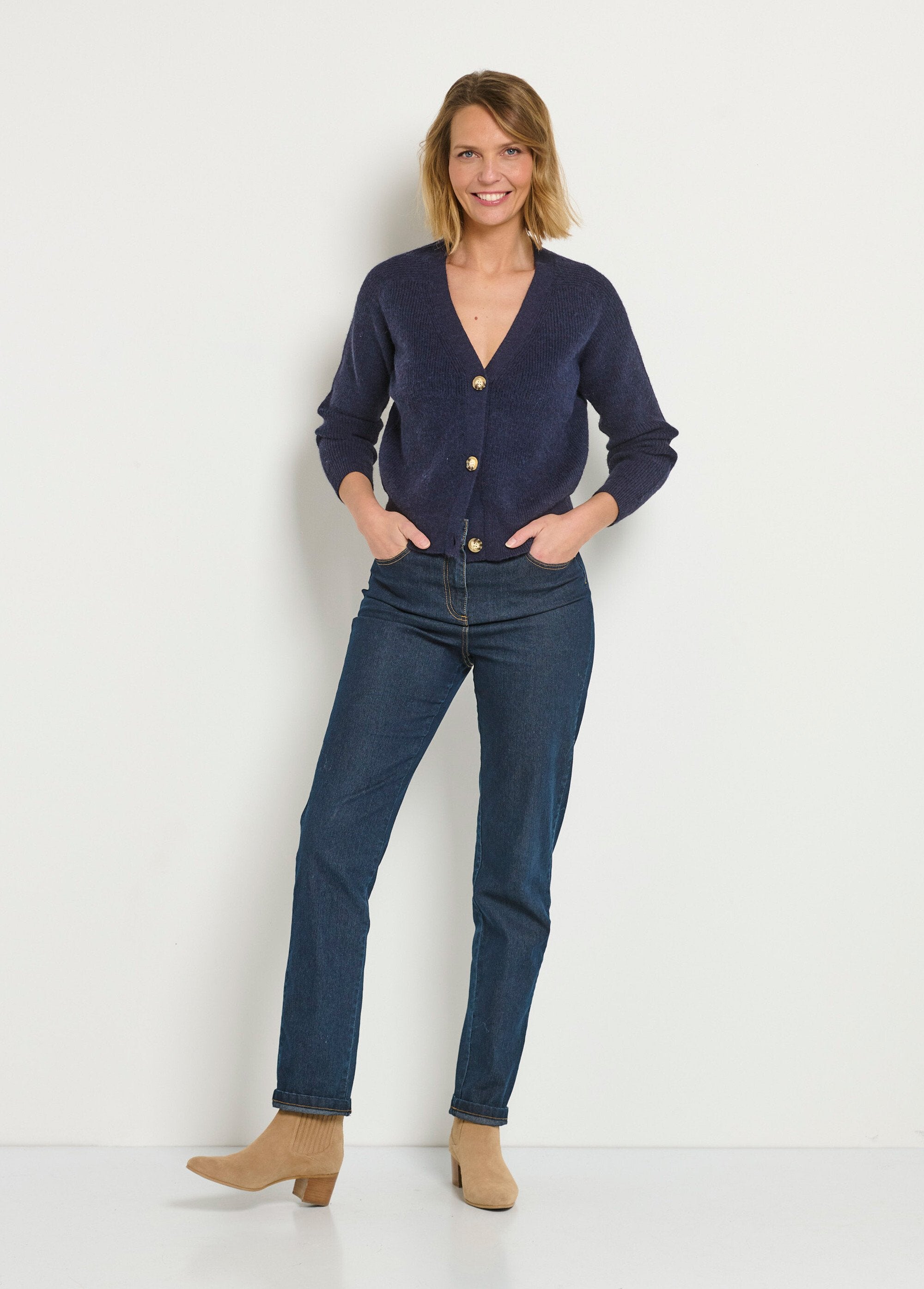 Cárdigan_corto_de_cuello_en_V_con_botones_en_contraste_Marina_SF1_slim