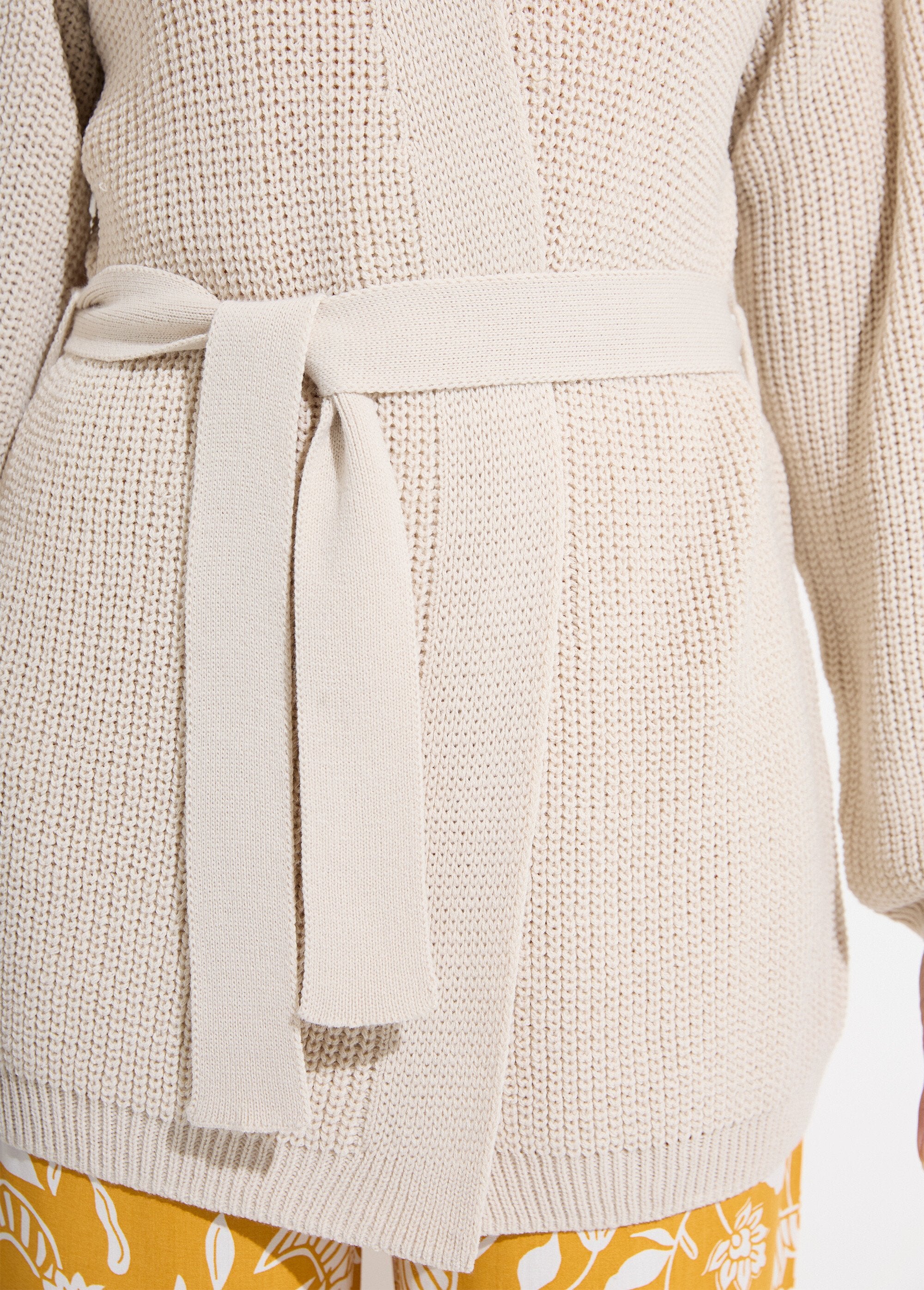 Cárdigan_largo,_liso_y_de_punto_con_cuentas_de_borde_a_borde_Cadena_DE2_slim