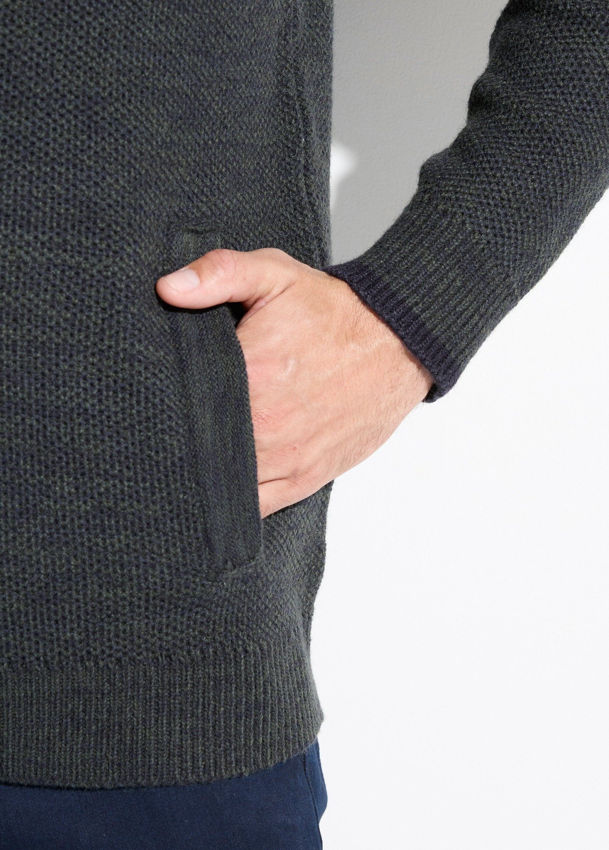 Cárdigan_con_cremallera_y_cuello_alto_en_punto_de_lana_jaspeada_Verde_DE2_slim