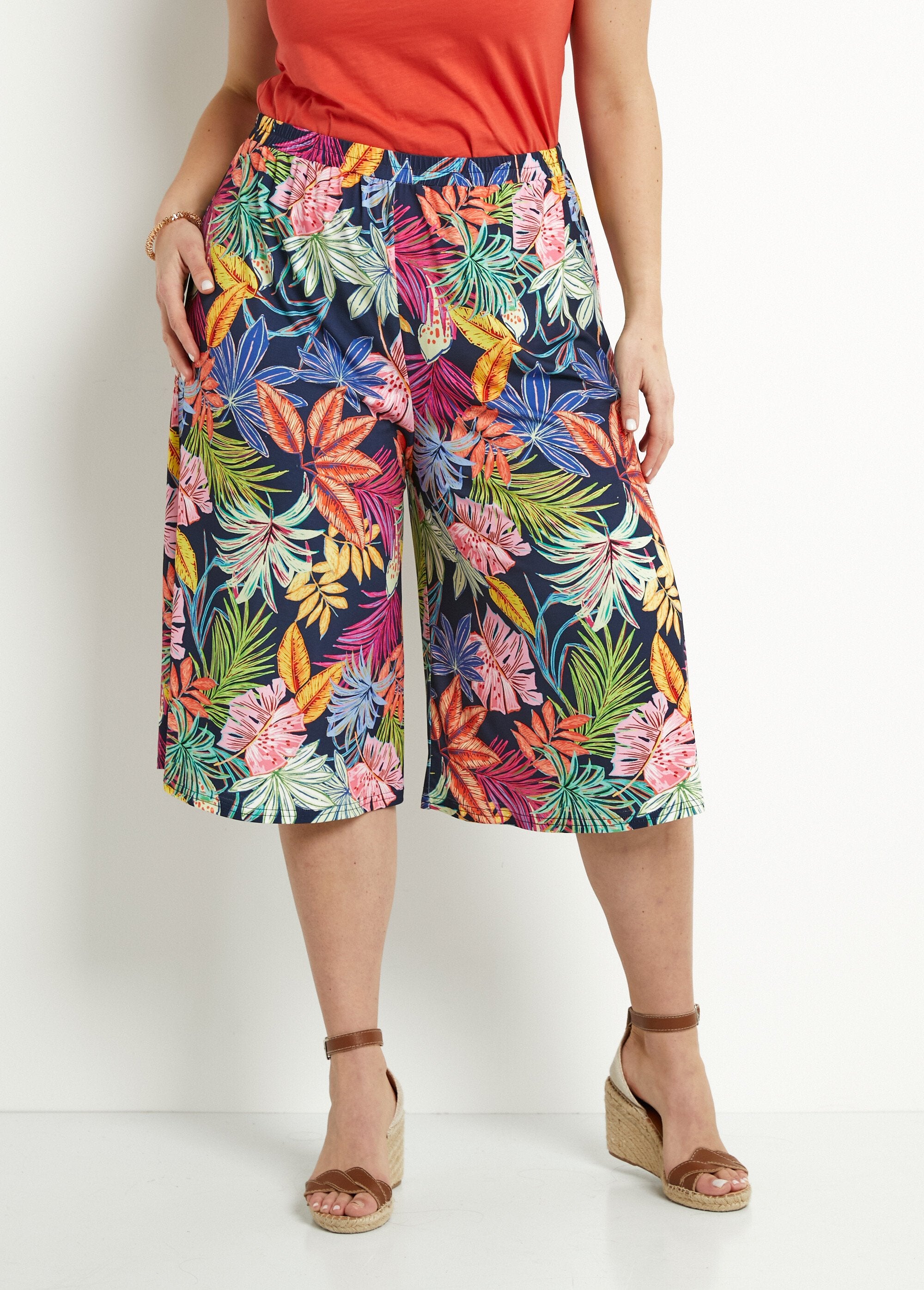 Culotte_con_cintura_elástica_y_estampado_de_hojas_Azul_marino_y_rosa_FA1_curvy
