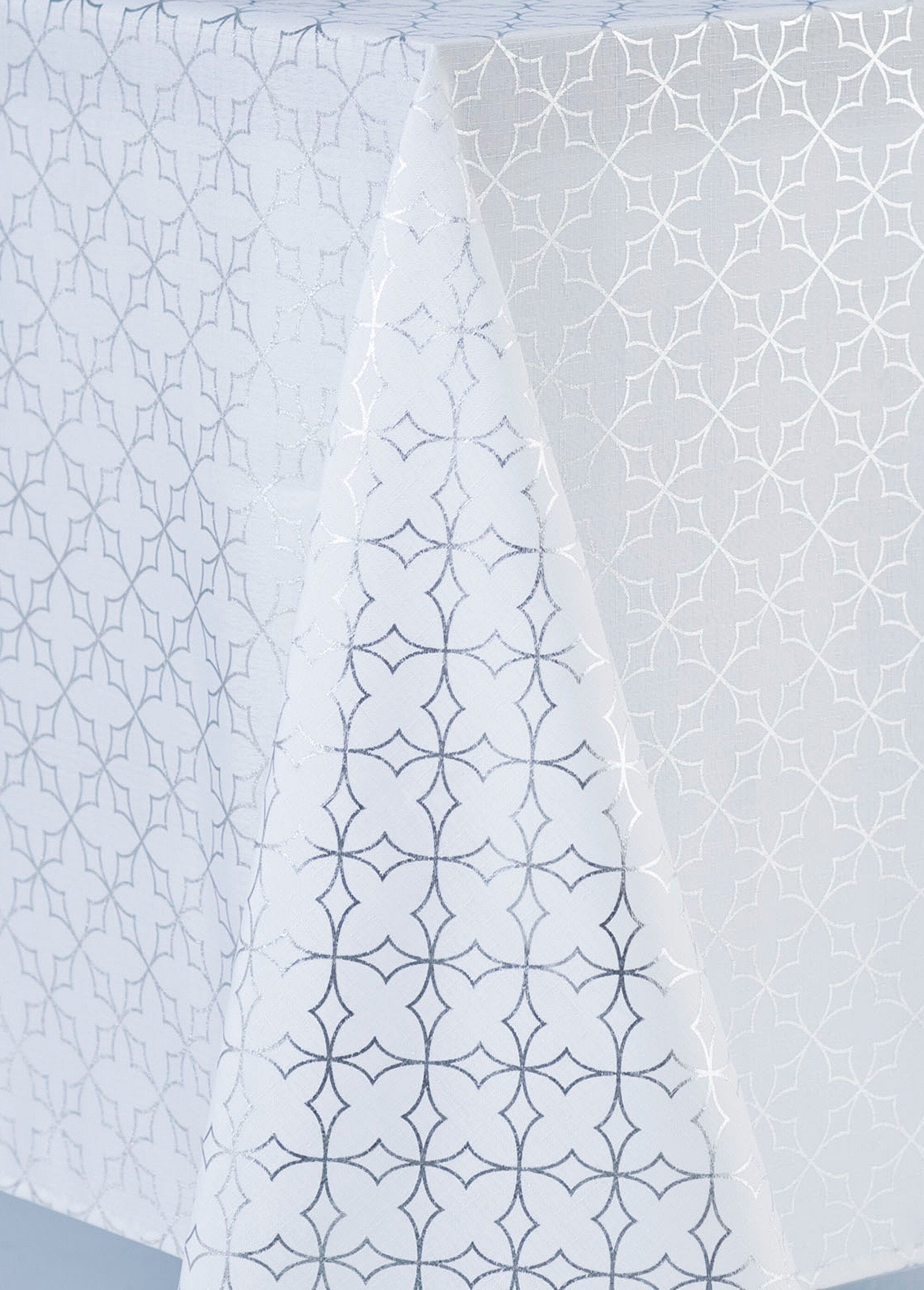 Mantel_navideño_con_estampado_metálico_de_vidrieras_blanco_grisáceo_DE1_slim
