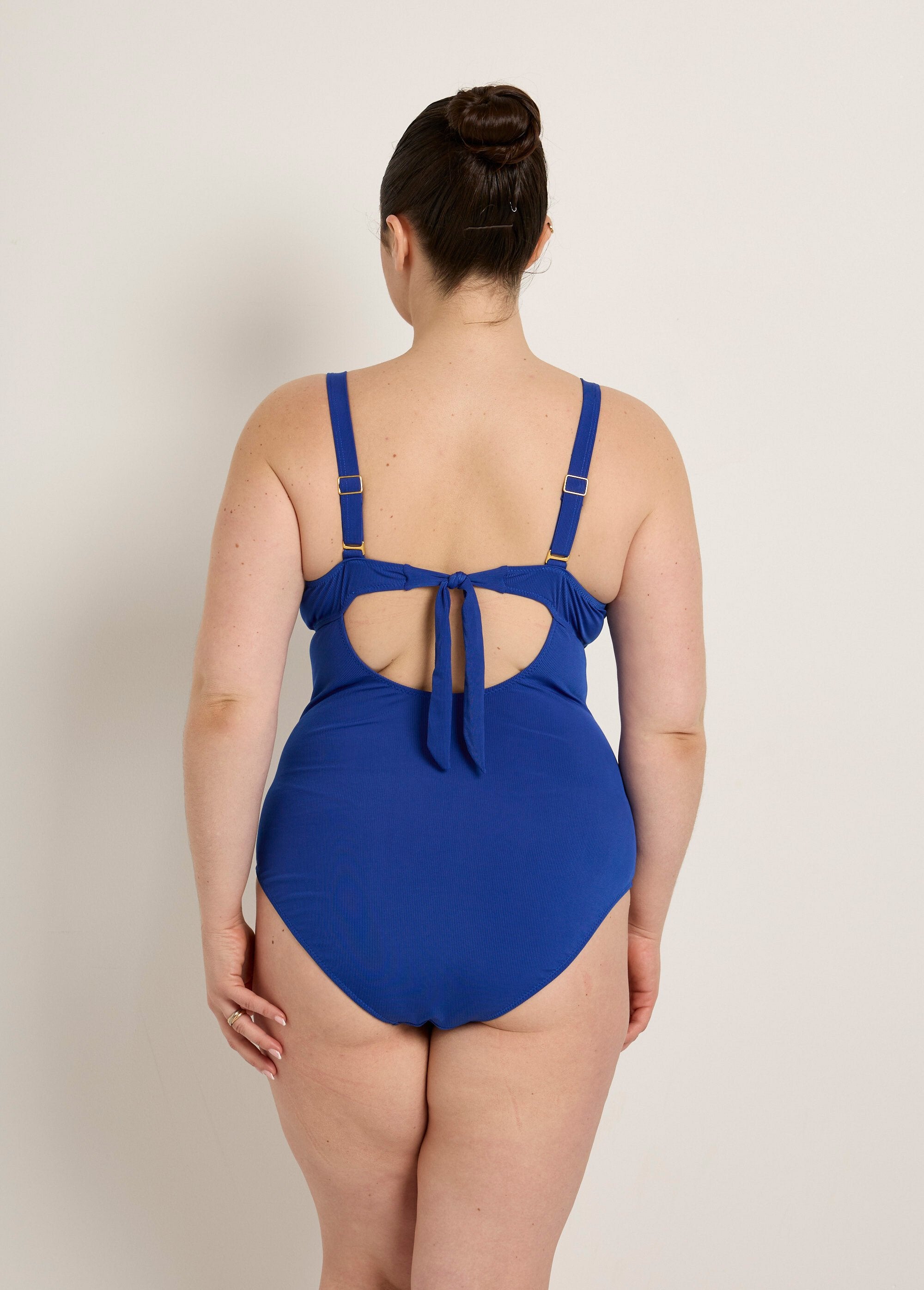 Traje_de_baño_de_una_pieza_drapeado_con_detalle_en_la_espalda_azul_duro_DO1_curvy