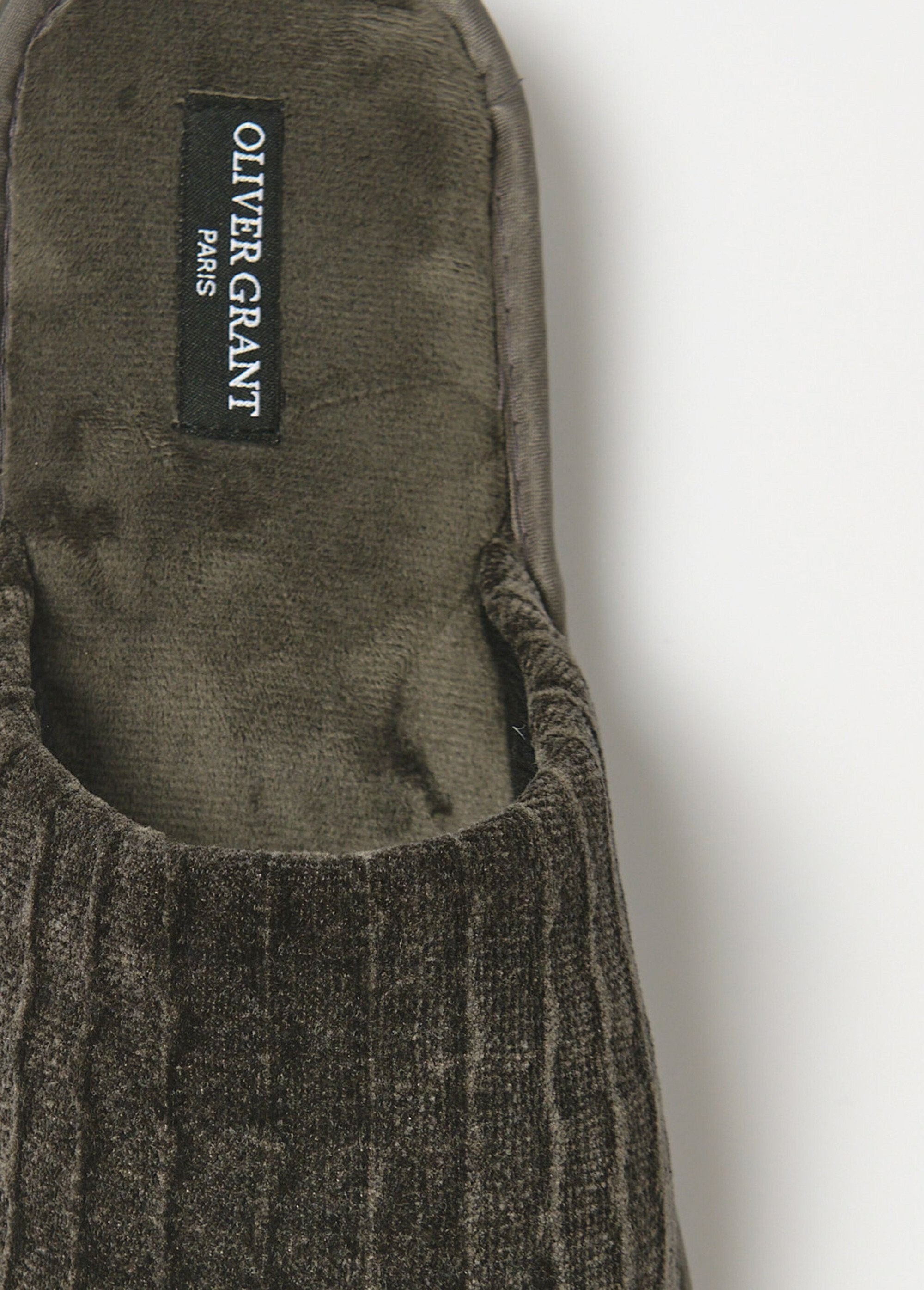 Zapatillas_de_terciopelo_tipo_mule_Gris_oscuro_DE1_slim