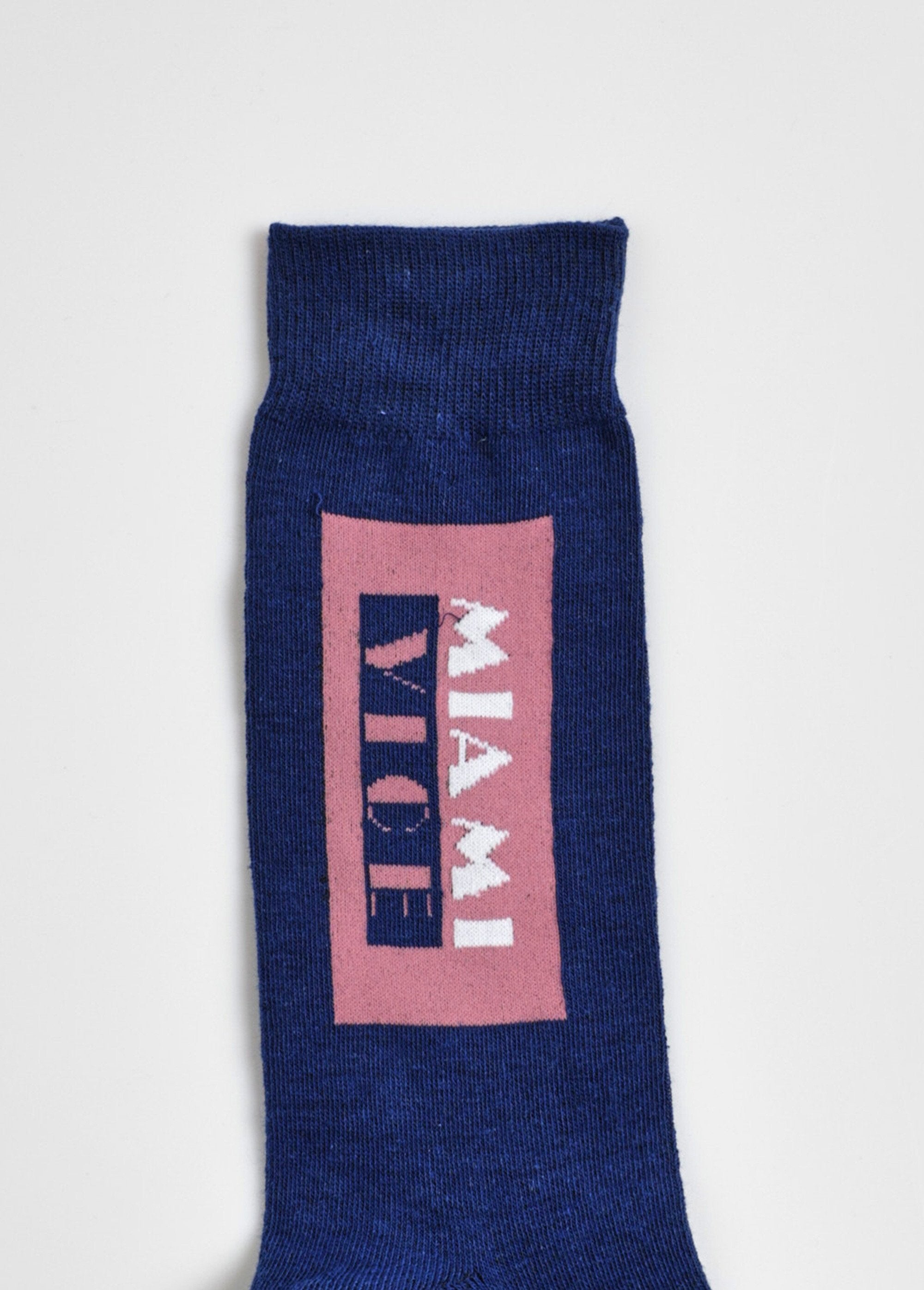 Par_de_calcetines_con_licencia_de_Miami_Vice_azul_y_rosa_DE2_slim