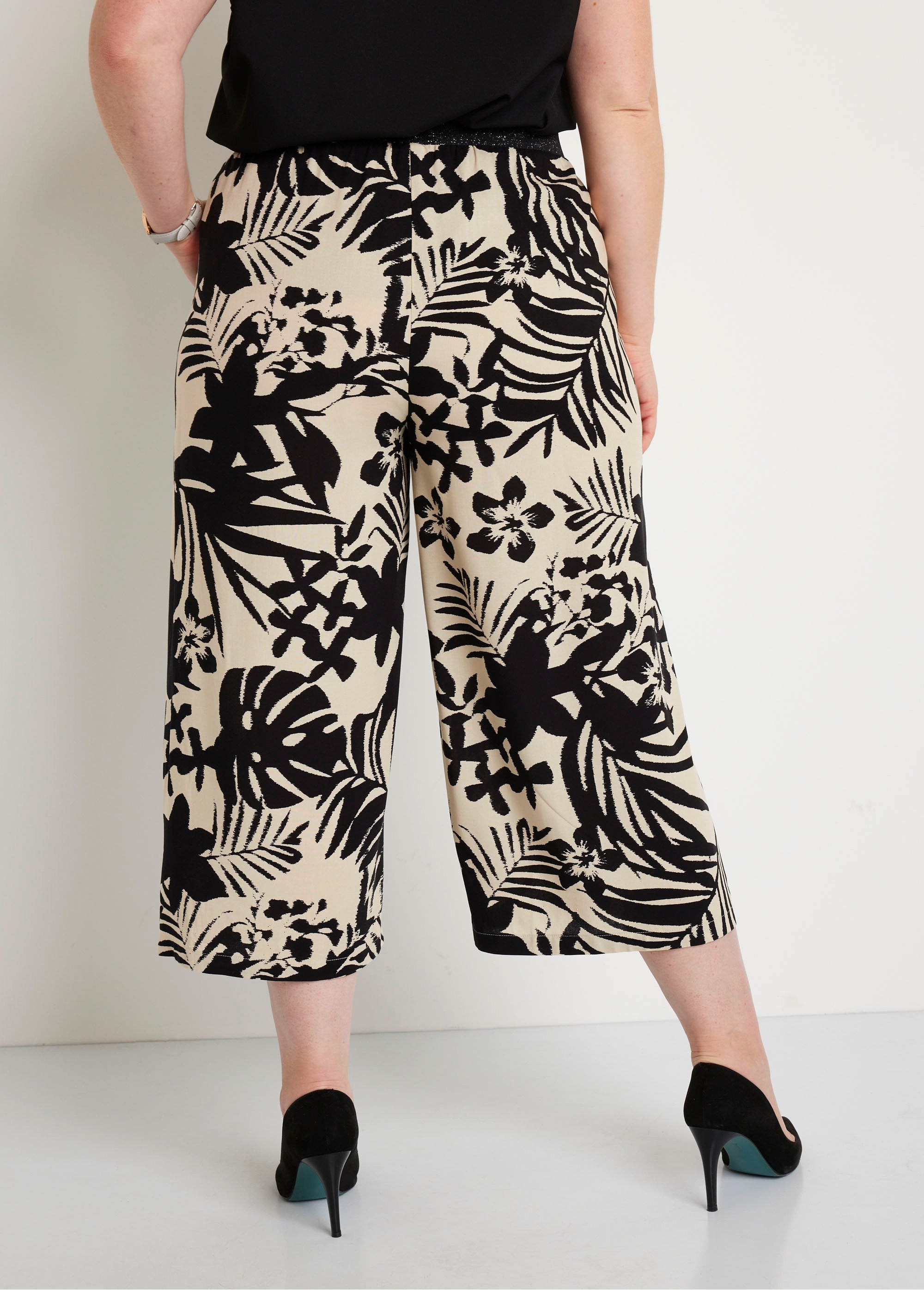 Pantalón_cropped_ancho_y_fluido_con_cinturilla_elástica_Negro_y_beige_DO1_curvy