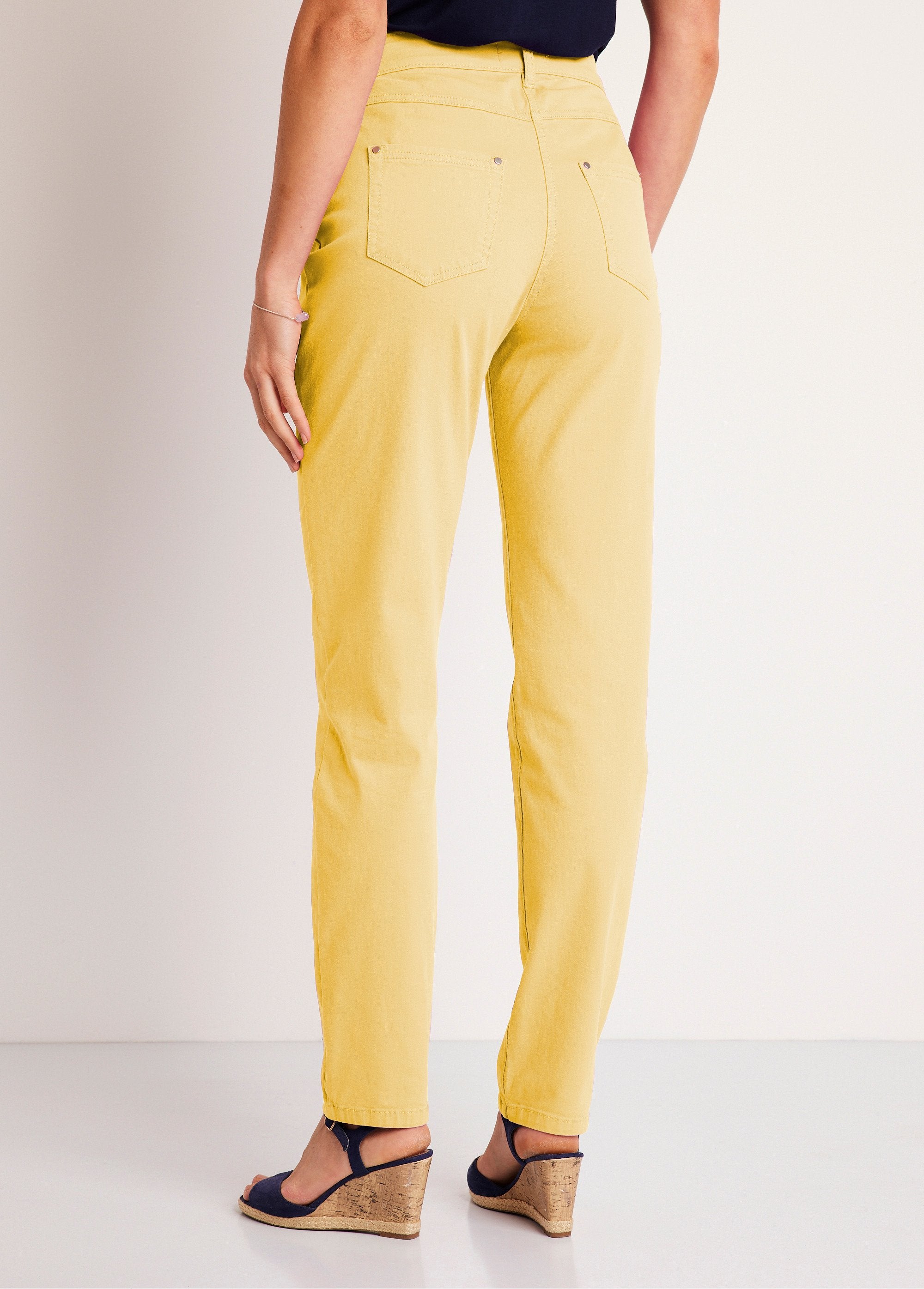 Pantalón_recto_de_cinco_bolsillos_de_algodón_elástico_AMARILLO_DO1_slim