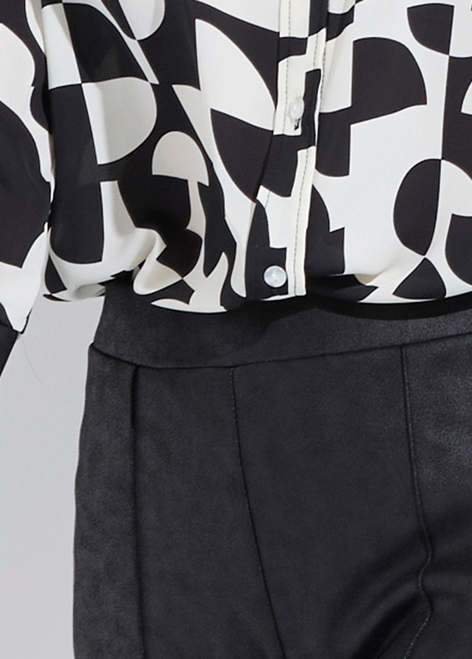 Pantalón_recto_con_cinturilla_semielástica_y_efecto_piel_Negro_DE1_slim