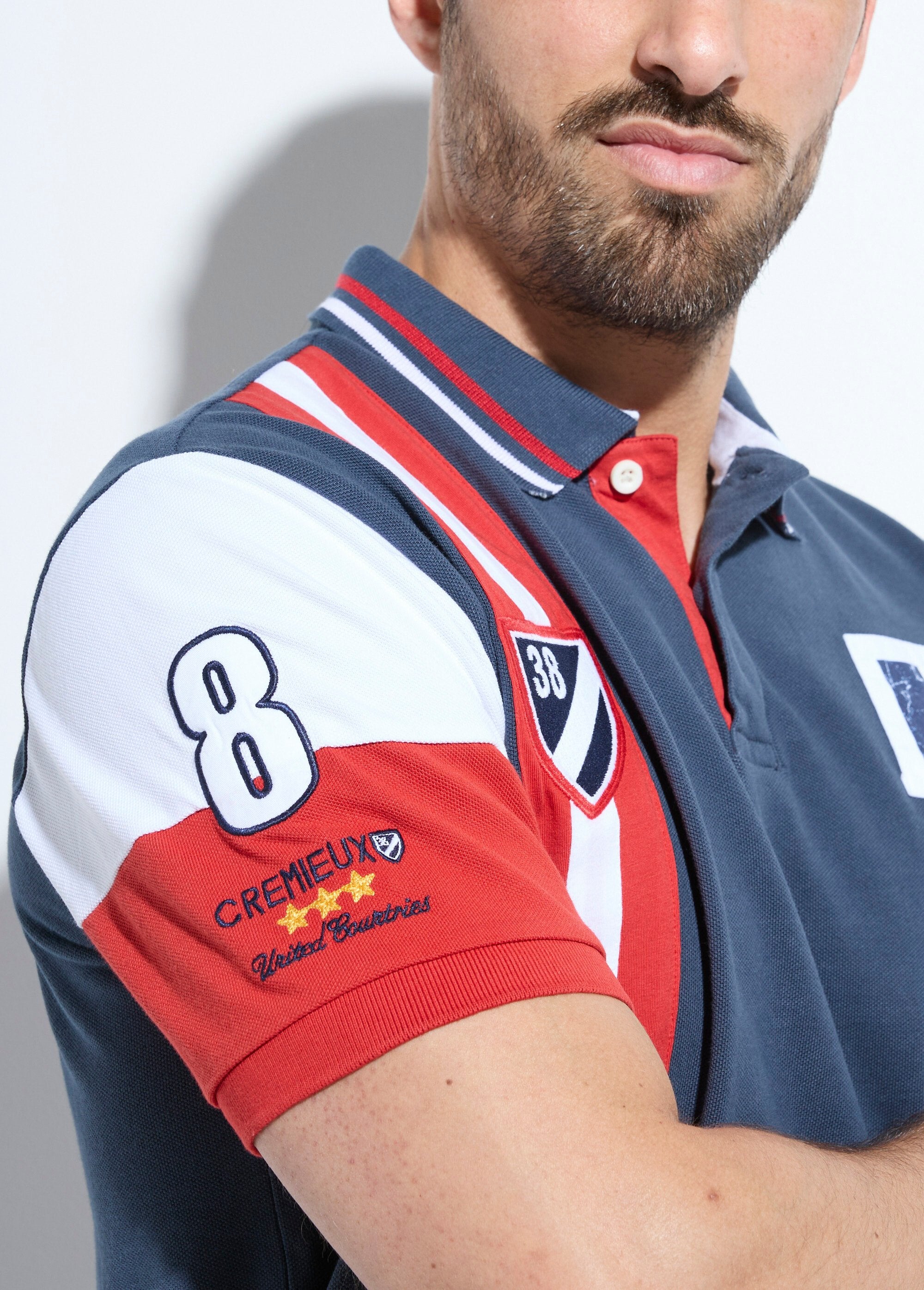 Polo_tricolor_con_elegantes_detalles_deportivos_Marina_DE1_slim