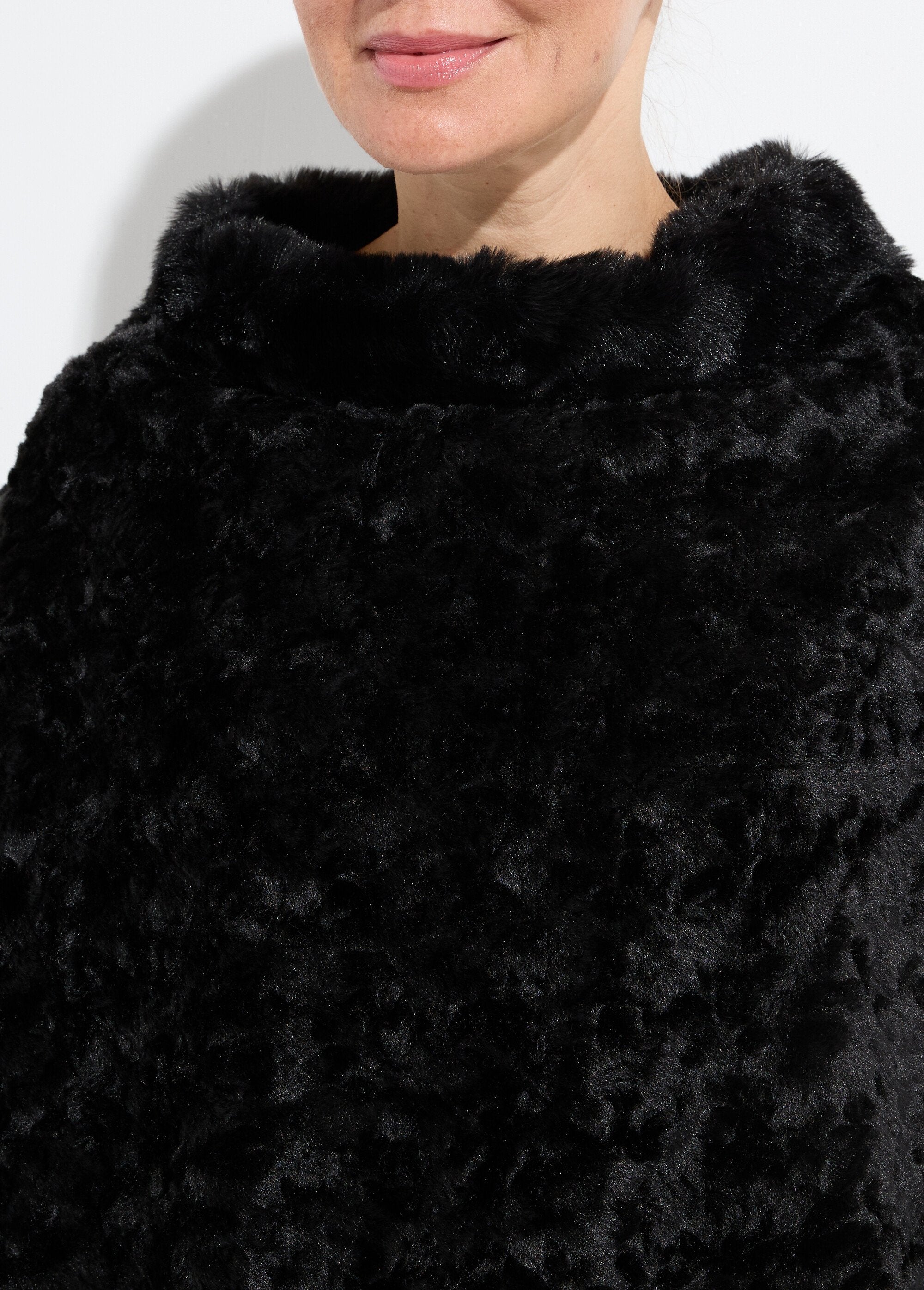 Poncho_de_cuello_alto_de_polar_estilo_sherpa_Negro_DE1_slim