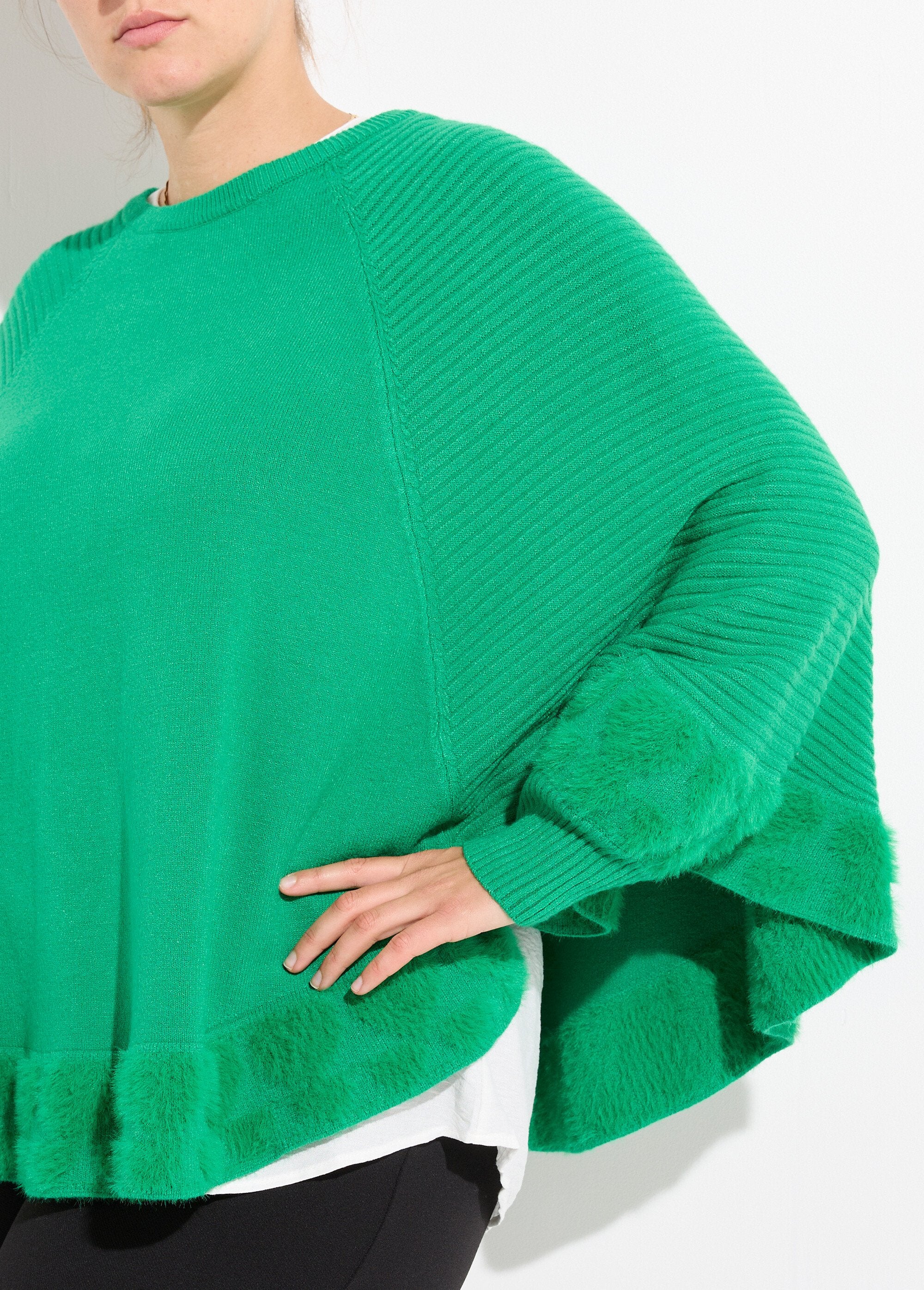 Poncho_capa_tejido_en_forma_de_corazón_con_cuello_redondo_verde_brillante_DE1_curvy