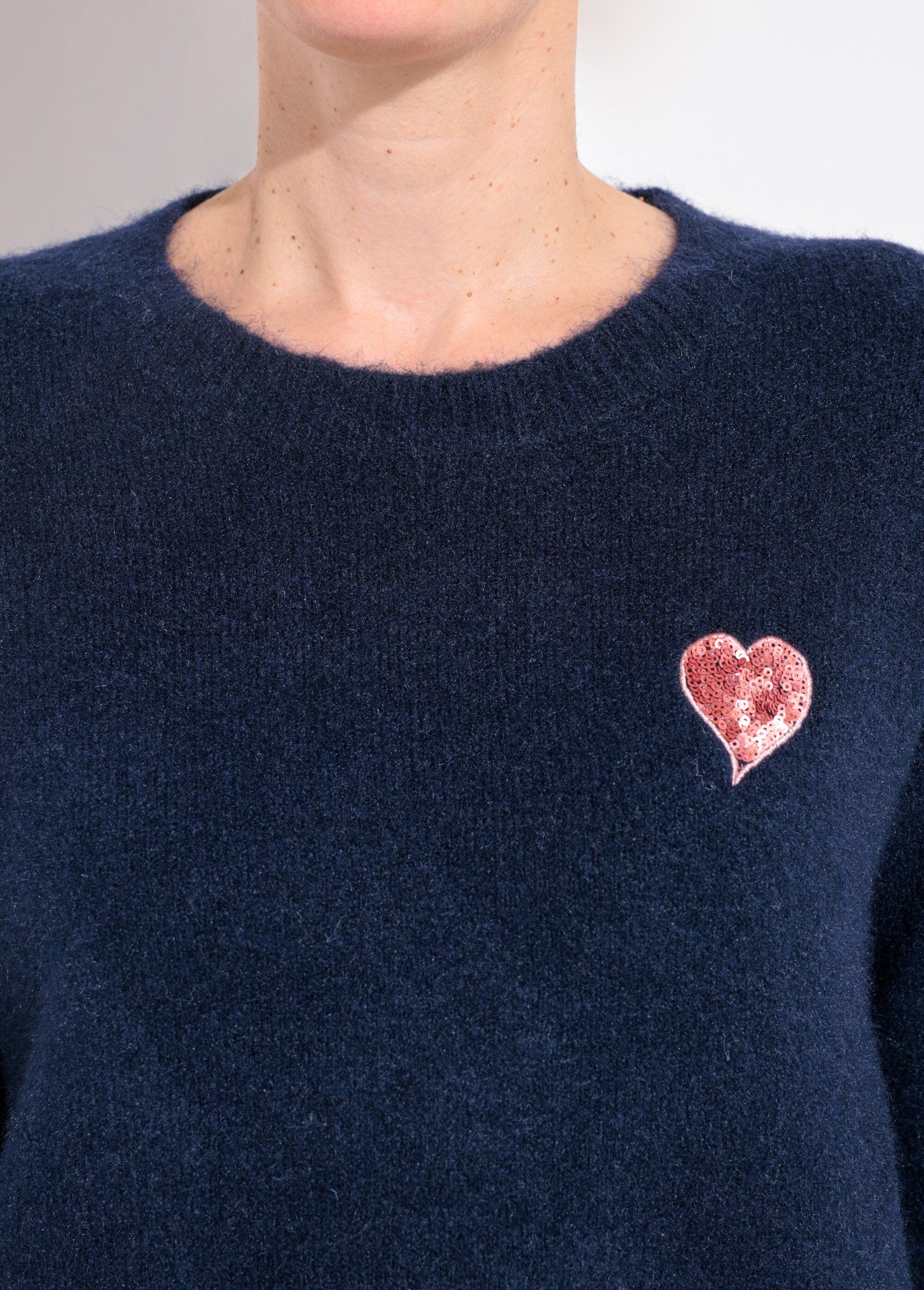 Suéter_de_cuello_redondo_con_detalle_de_patrón_de_lentejuelas._Marina_DE1_slim