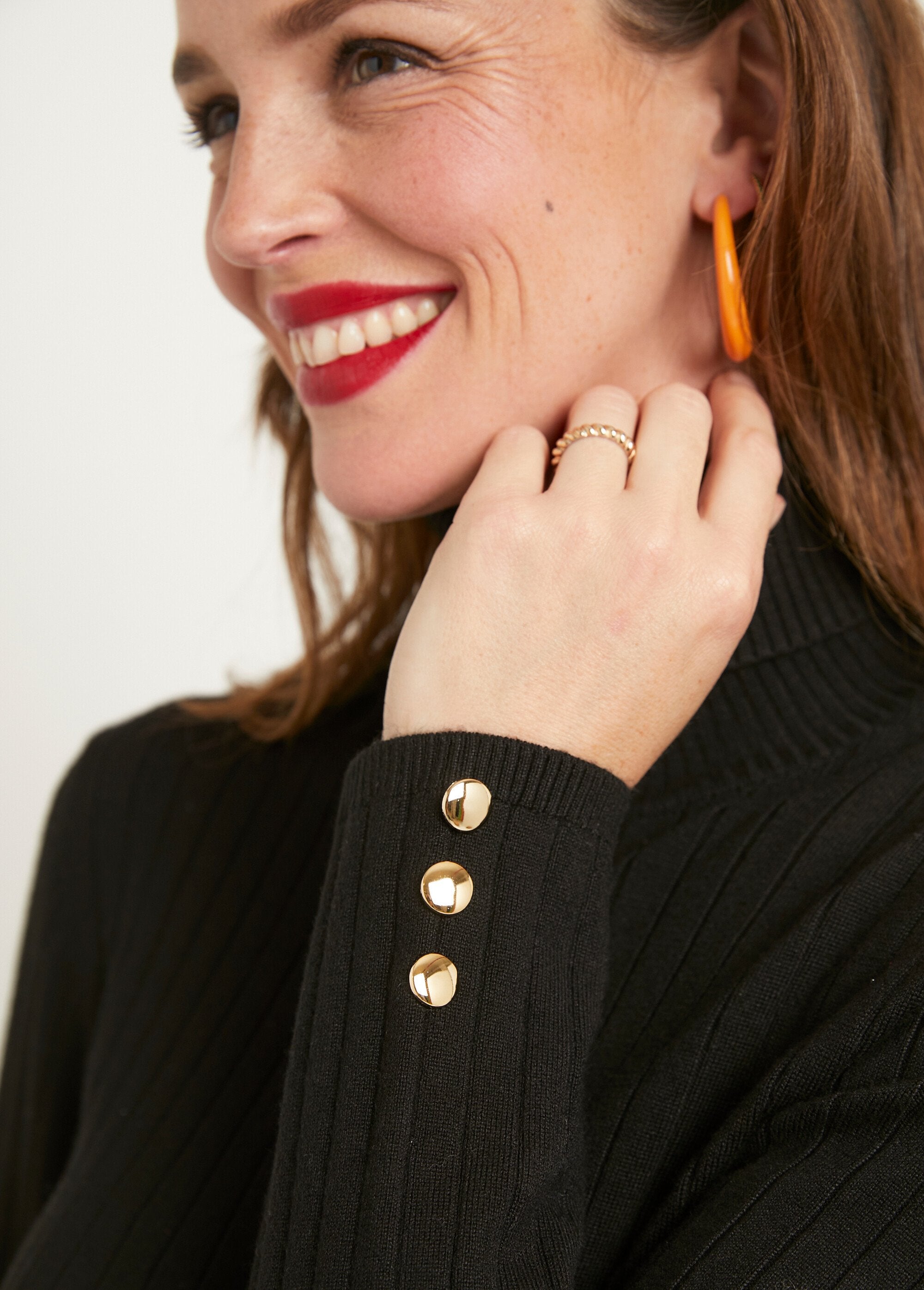 Suave_jersey_corto_de_cuello_alto_con_canalé_plano_Negro_DE2_slim