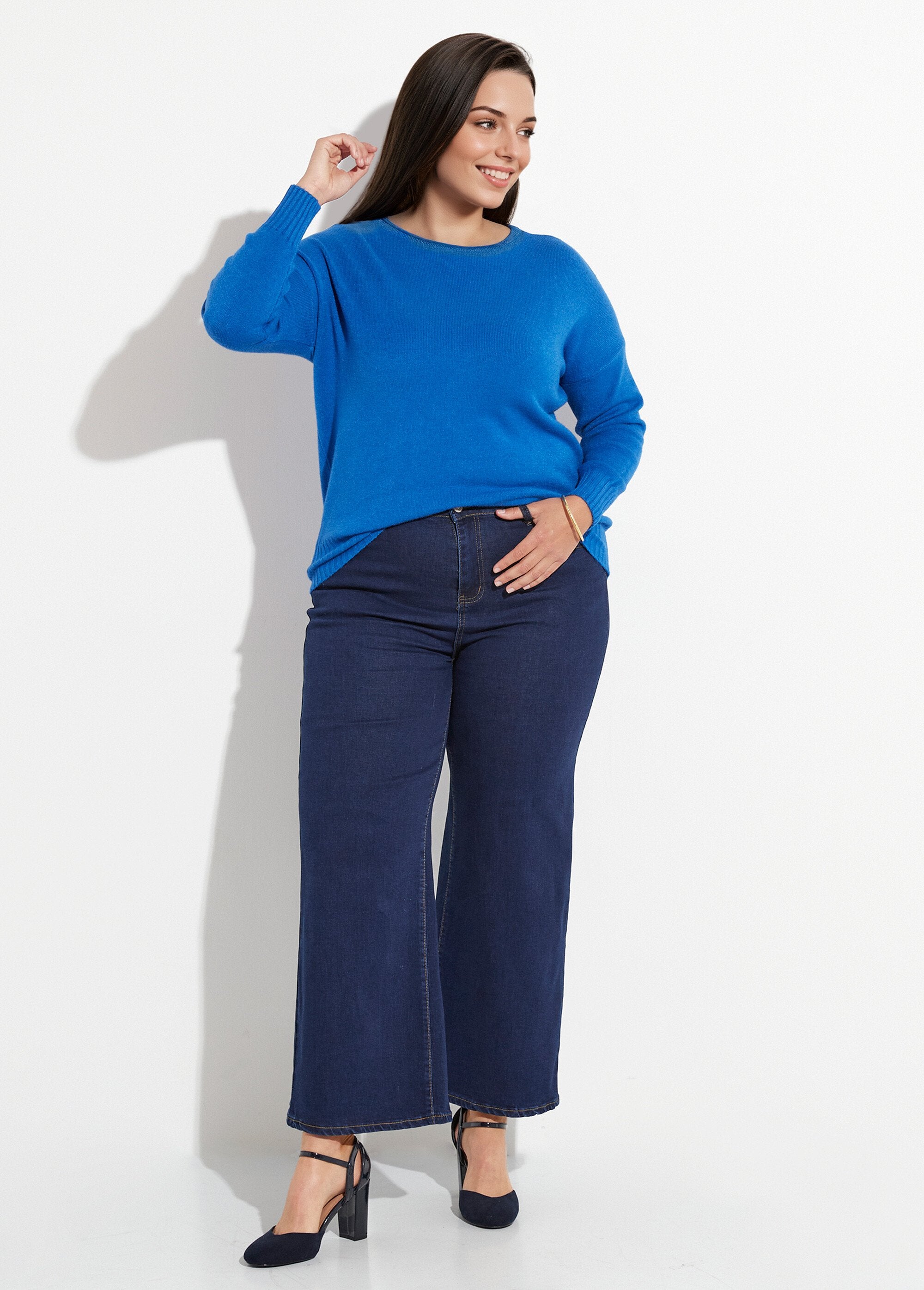 Suéter_de_cuello_barco_con_bordes_acanalados_azul_brillante_SF1_curvy